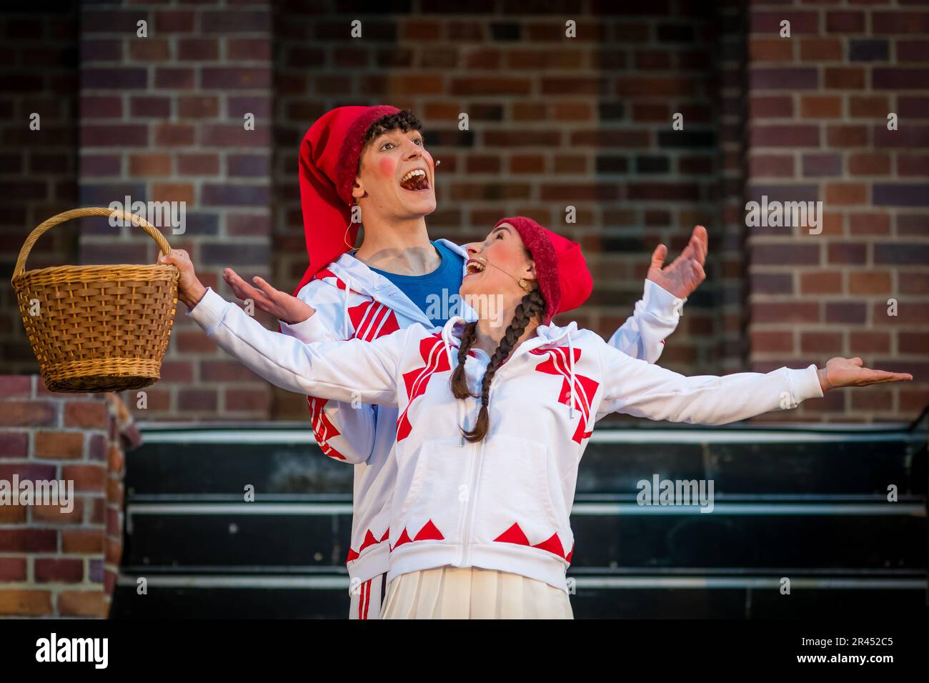 25. Mai 2023, Brandenburg, Burg (Spreewald): Jakub Wow·er und Julia Schmidt (die Lutki Jorko und Jolka) stehen bei einer Fotoprobe für eine Aufführung einer Wendish-Geschichte für den Spreewald Sagennacht auf der Freiluftbühne des Bismarck-Turms in Burg (Spreewald). Die Premiere findet am 27. Mai statt; andere Vorstellungen finden am 28. Und 29. Mai statt. Am Ende jeder Veranstaltung gibt es ein großes Feuerwerk. Foto: Frank Hammerschmidt/dpa/ZB Stockfoto