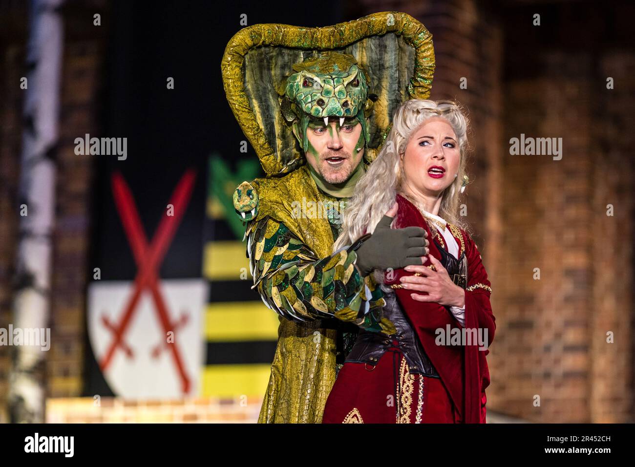 25. Mai 2023, Brandenburg, Burg (Spreewald): Schauspieler P·tr Cy· (Wakapan, Sohn des Schlangenkönigs) und Schauspielerin Nadine Assmann (Elisabeth von Wettin, Wakapans Frau) stehen bei einer Fotoprobe für eine Aufführung einer Wendish-Geschichte für den Spreewald Sagennacht auf der Freiluftbühne des Bismarck Tower in Burg (Spreewald). Die Premiere findet am 27. Mai statt; andere Vorstellungen finden am 28. Und 29. Mai statt. Am Ende jeder Veranstaltung gibt es ein großes Feuerwerk. Foto: Frank Hammerschmidt/dpa/ZB Stockfoto