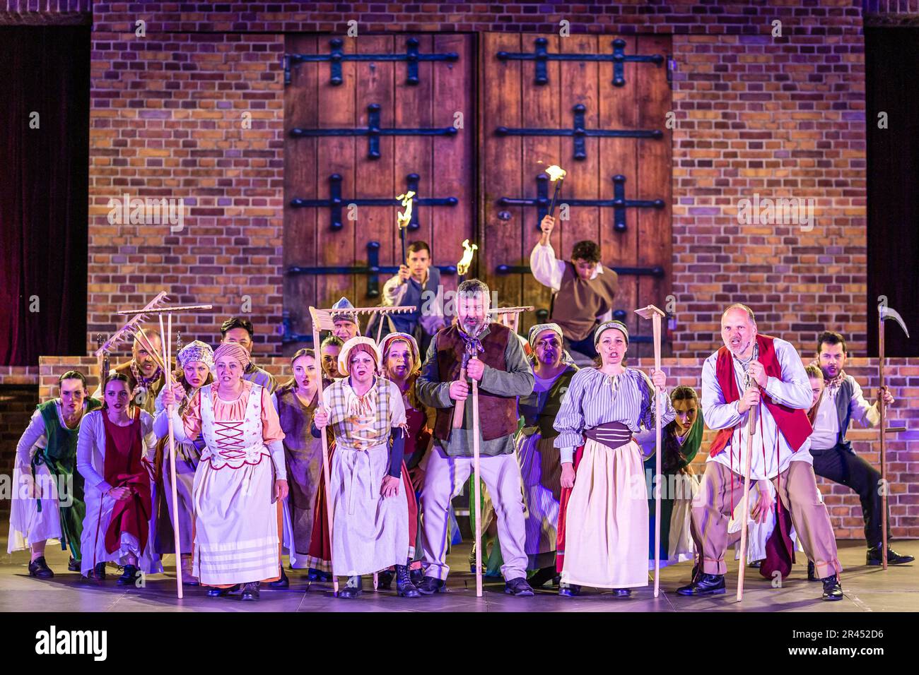 25. Mai 2023, Brandenburg, Burg (Spreewald): Schauspielerinnen und Schauspielerinnen des sorbischen NationalEnsemble während einer Fotoprobe für eine Darbietung einer Wendish-Geschichte für den Spreewald Sagennacht auf der Open-Air-Bühne des Bismarck-Turms in Burg (Spreewald). Die Premiere findet am 27. Mai statt; andere Vorstellungen finden am 28. Und 29. Mai statt. Am Ende jeder Veranstaltung gibt es ein großes Feuerwerk. Foto: Frank Hammerschmidt/dpa/ZB Stockfoto