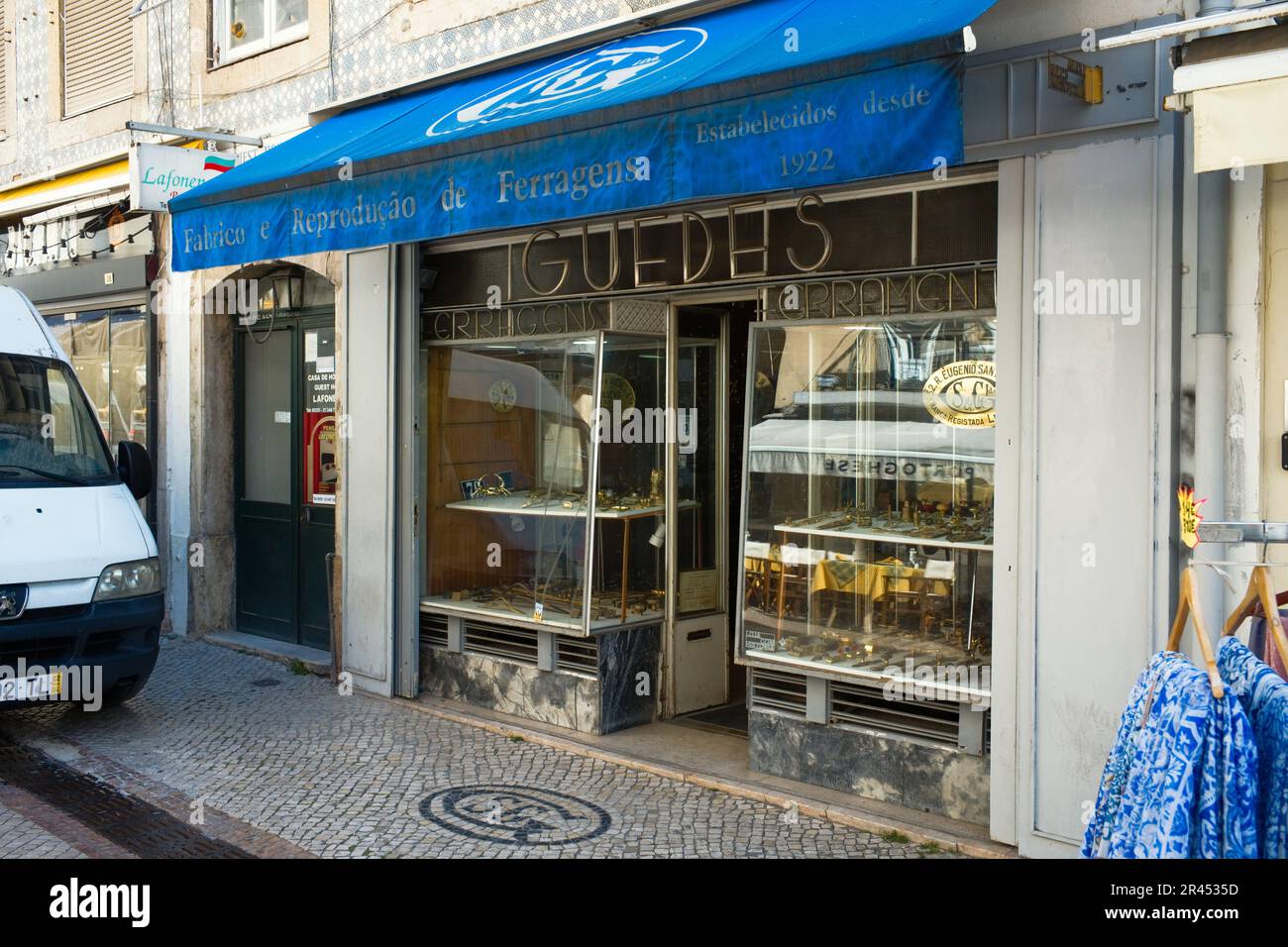 Der historische Guedes da Silva Shop in Lissabon, wo Sie lokale portugiesische Hardware kaufen können Stockfoto