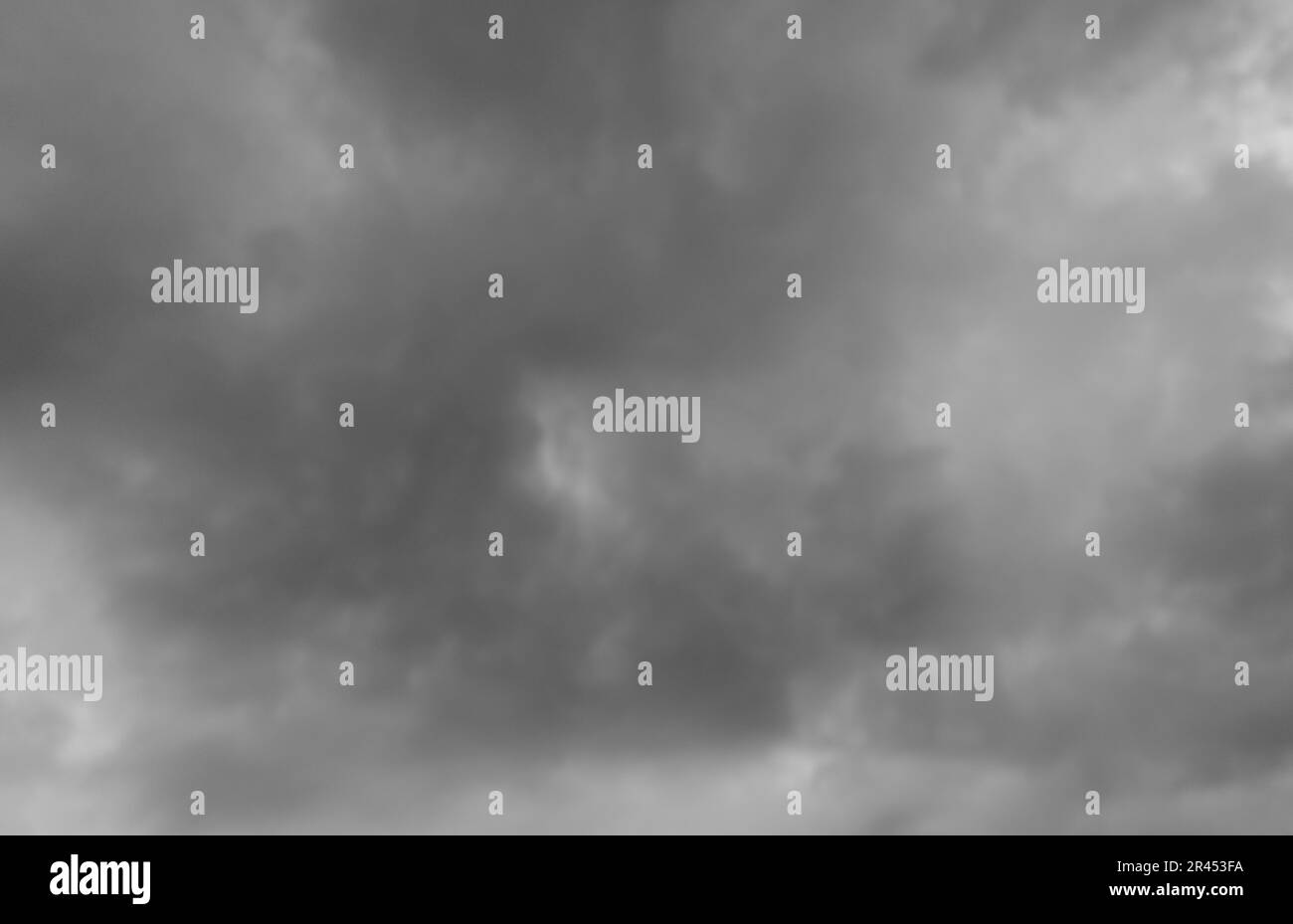 Ein stimmungsvolles Graustufenbild eines wolkigen Himmels mit einer friedlichen und ruhigen Atmosphäre Stockfoto