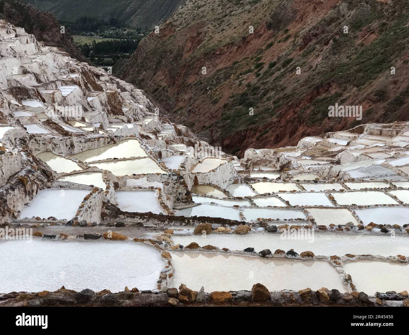 Der Blick auf Salineras de Maras mit seinen zahlreichen Salzquellen. Peru. Stockfoto