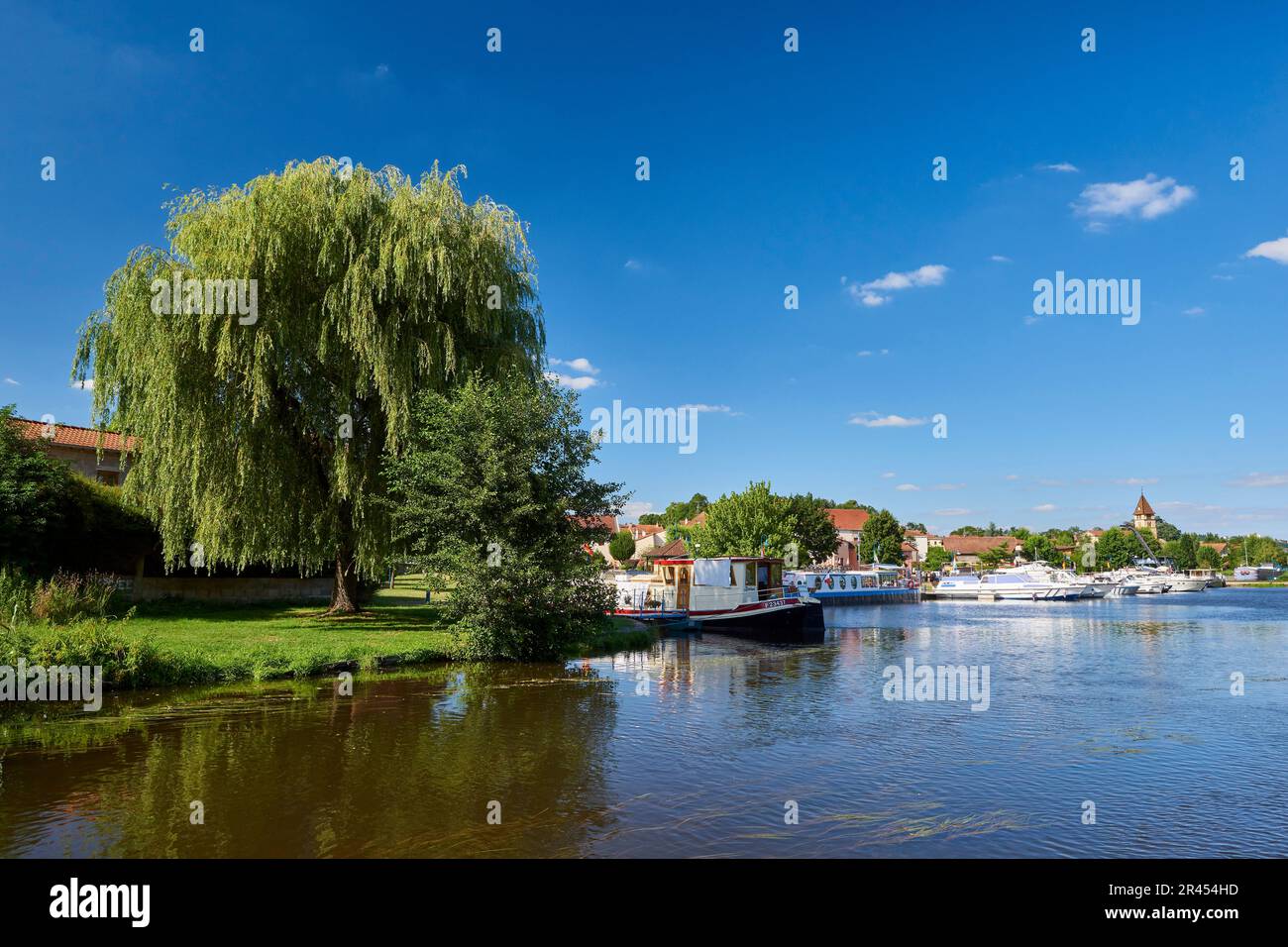 Hafen von Briennon (Mittelost-Frankreich) auf dem „Canal de Roanne a Digoin“ (Roanne-Digoin-Kanal) Stockfoto