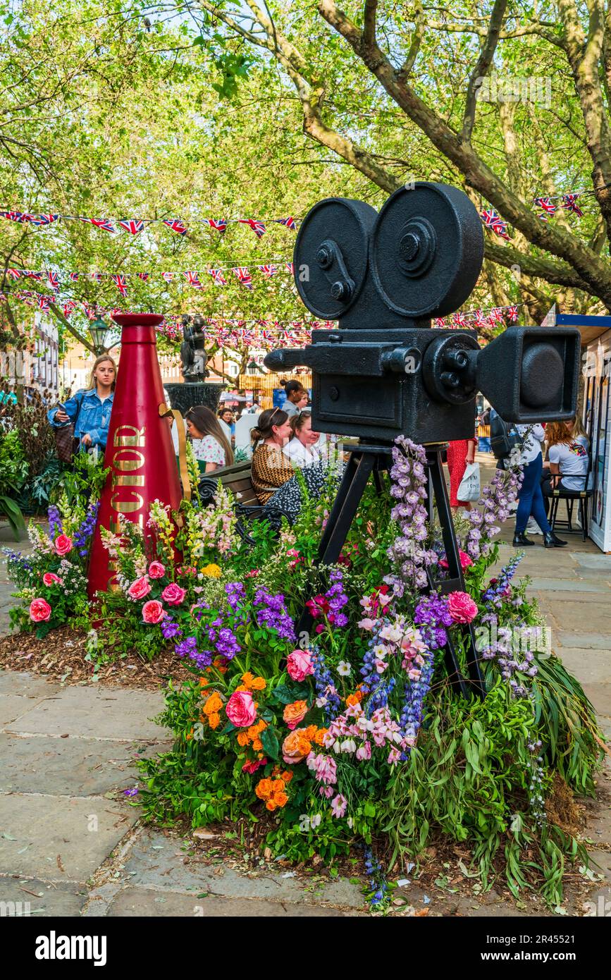 LONDON, Großbritannien - 24. MAI 2023: Eine spektakuläre Blumenausstellung für Chelsea in Bloom, die jährliche Blumenkunstshow, verwandelt die Straßen von Chelsea Stockfoto