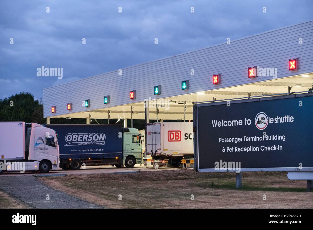 LKWs bereit für den Eurotunnel Le Shuttle, den Ärmelkanaltunnel, die Kanalverbindung zwischen Frankreich und Großbritannien Stockfoto