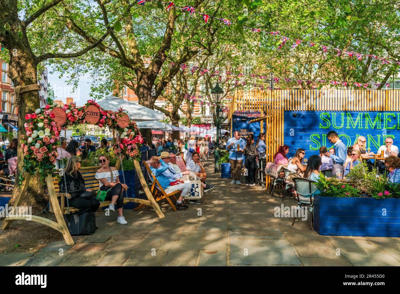 LONDON, Großbritannien - 24. MAI 2023: Eine spektakuläre Blumenausstellung für Chelsea in Bloom, die jährliche Blumenkunstshow, verwandelt die Straßen von Chelsea Stockfoto