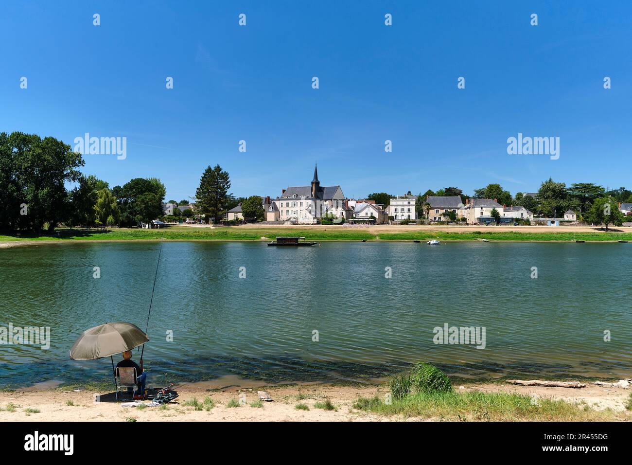 Bouchemaine (Nordwestfrankreich): Ufer des Maine. Angler am Ufer, unter einem Sonnenschirm Stockfoto