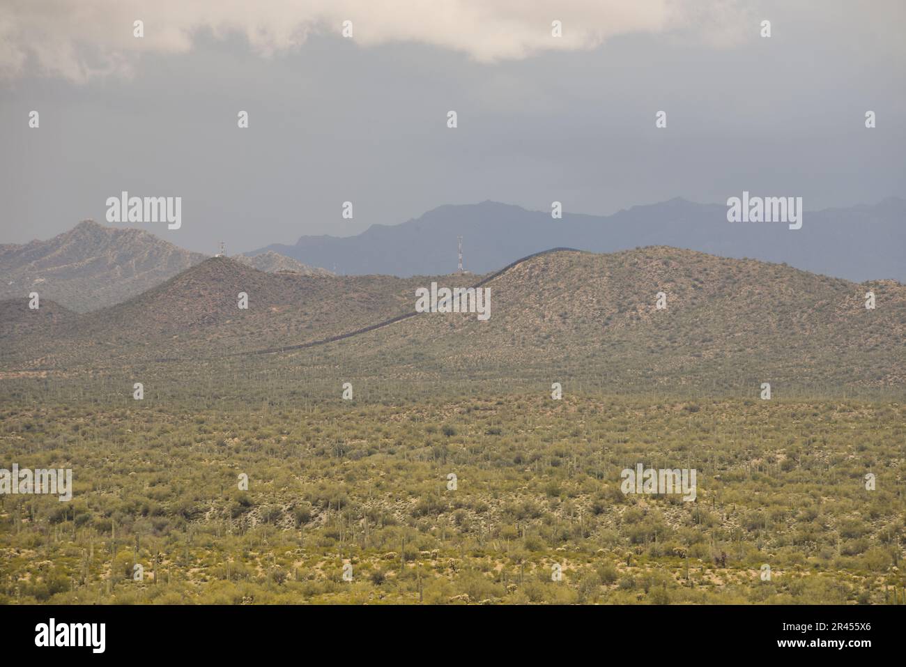 Ein in der Ferne dargestellter Teil der Grenzmauer, geschaffen von Präsident Donald Trump, Organ Pipe Cactus National Monument, Ajo, Arizona, USA Stockfoto