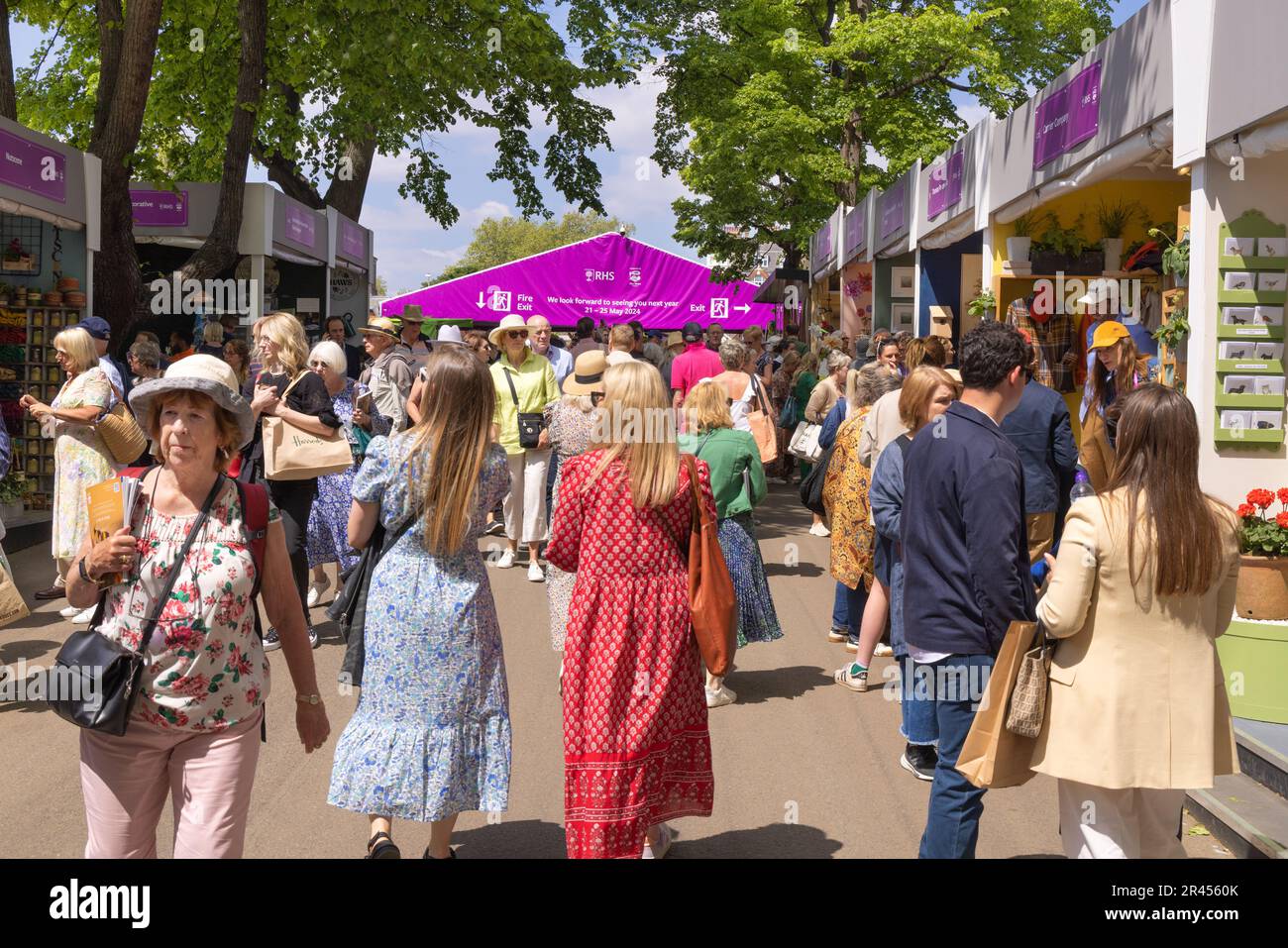 Chelsea Flower Show 2023 am RHS Member Day – junge Frauen in modischen Kleidern auf der Avenue; Veranstaltung im britischen Sozialkalender, London UK Stockfoto