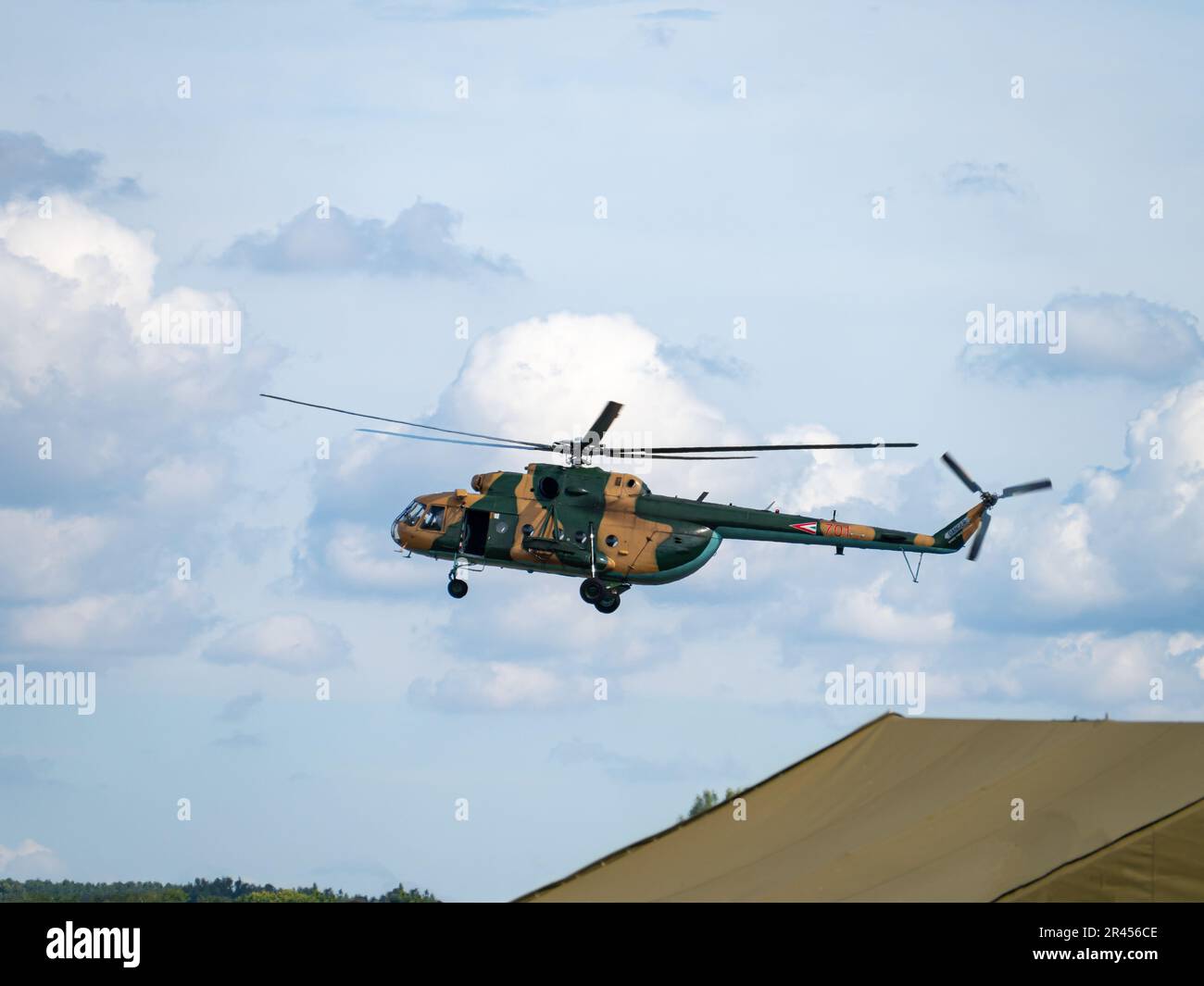 Mi-17 Transporthubschrauber der ungarischen Luftwaffe auf einer Flugshow, die Tarnung startet Stockfoto