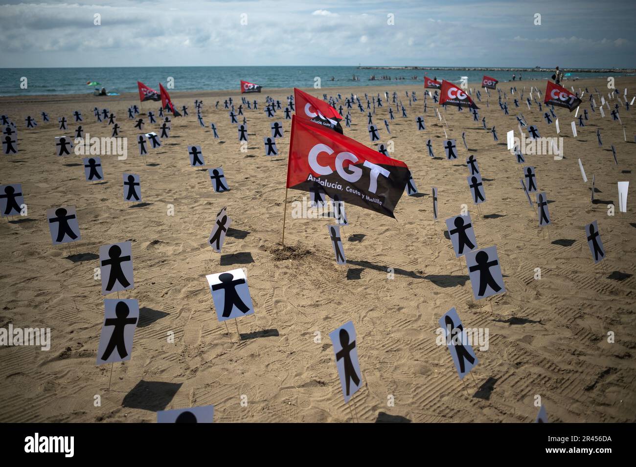 Malaga, Spanien. 26. Mai 2023. Allgemeine Betrachtung von Plakaten und CGT-Flaggen am Strand von La Misericordia während einer Hommage an Arbeiter, die im Jahre 2022 bei Arbeitsunfällen in Andalusien ums Leben kamen. Dutzende von Personen, die von der Allgemeinen Arbeiterkonferenz aufgerufen wurden, haben gezeigt, dass sie Sicherheitsmaßnahmen und Unfallverhütung am Arbeitsplatz sowie eine symbolische Hommage am Strand fordern. (Foto: Jesus Merida/SOPA Images/Sipa USA) Guthaben: SIPA USA/Alamy Live News Stockfoto