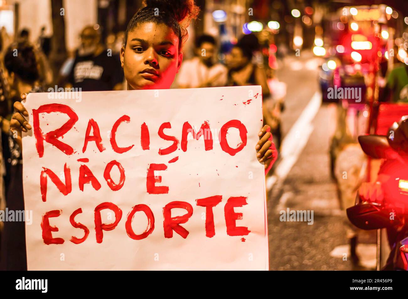 Ein Protestteilnehmer hält während der Demonstration ein Plakat, auf dem steht: "Rassismus ist kein Sport". Manifestation in der Stadt Rio de Janeiro, in Solidarität mit Real Madrids Spieler Vinícius Júnior, der in Spanien während eines Spiels gegen das Team von Valencia am Sonntag (21) Rassismus erlitt. Vinícius Jr. war Opfer von Rassismus und Gewalt, als er während des Spiels von mehreren Fußballfans und Gegnern als „Mono“ (Übersetzung zu „Affe“) bezeichnet wurde. Er wurde später aus dem Spiel geworfen. Vinicius Junior hat bereits acht Fälle von Rassismus, die von La Liga noch bearbeitet werden. Stockfoto