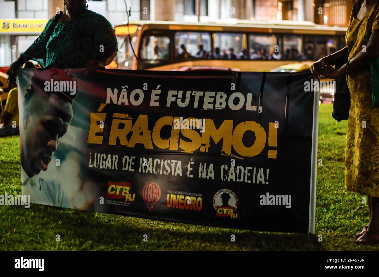 Demonstranten halten ein Banner, auf dem steht: "Nicht Fußball ist Rassismus!" Rassistischer Platz ist während der Demonstration im Gefängnis. Manifestation in der Stadt Rio de Janeiro, in Solidarität mit Real Madrids Spieler Vinícius Júnior, der in Spanien während eines Spiels gegen das Team von Valencia am Sonntag (21) Rassismus erlitt. Vinícius Jr. war Opfer von Rassismus und Gewalt, als er während des Spiels von mehreren Fußballfans und Gegnern als „Mono“ (Übersetzung in „Affe“) bezeichnet wurde. Er wurde später aus dem Spiel geworfen. Vinicius Junior hat bereits acht Fälle von Rassismus, die von La Liga noch bearbeitet werden. (P Stockfoto