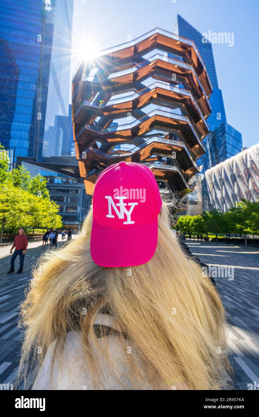 Frau, die das Schiff sieht, architektonische Attraktion in Hudson Yards, Hudson River Manhatten, Chelsea, New York City, NY, Vereinigte Staaten von Amerika Stockfoto