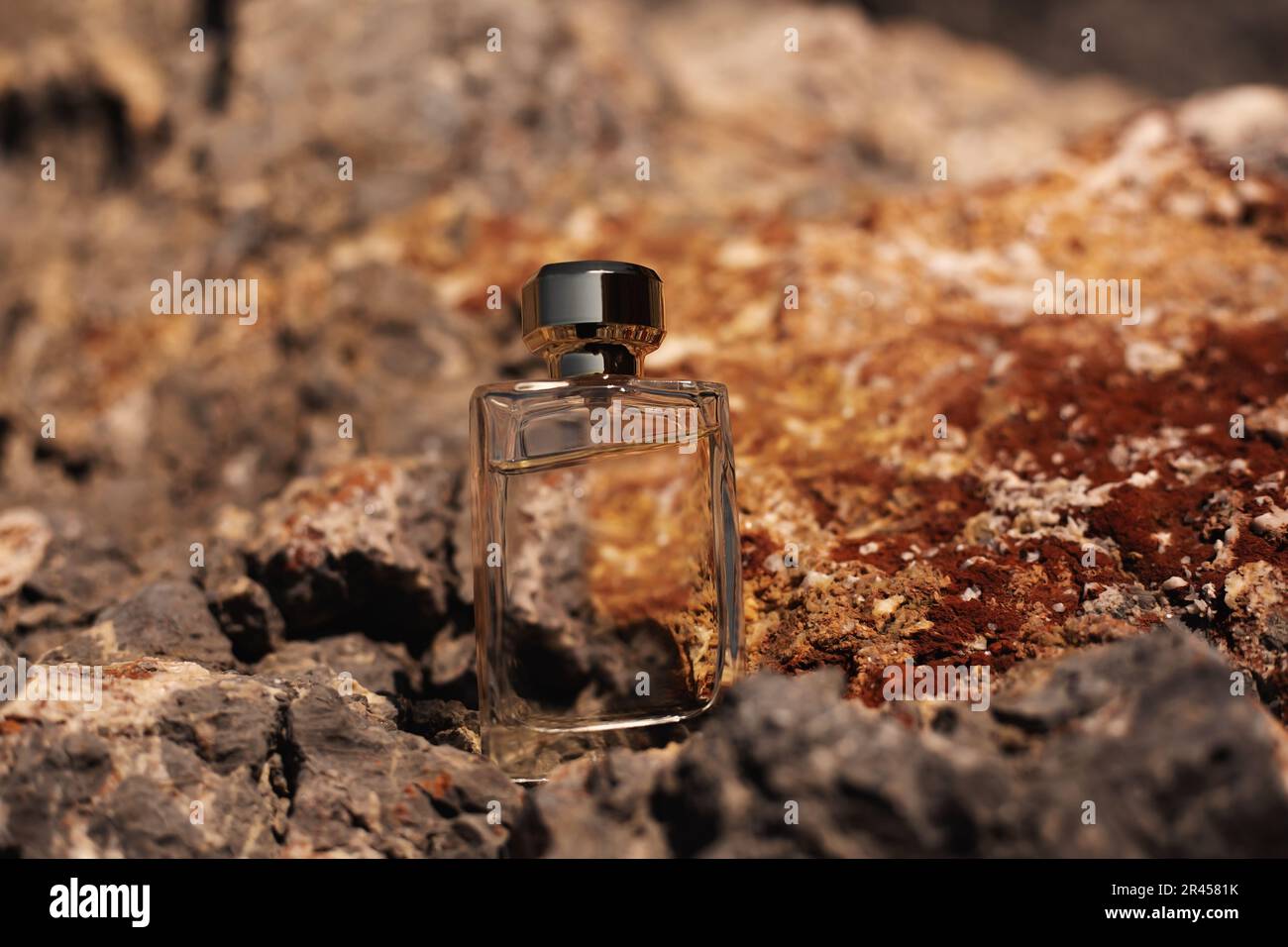 Parfümflasche im Naturhintergrund Stockfoto