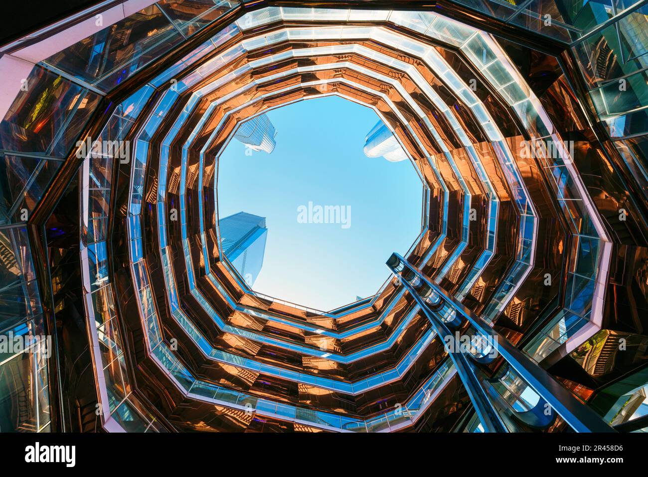 Das Schiff von innen blickt auf die architektonische Attraktion Hudson Yards Hudson River Manhatten, Chelsea, New York City, NY, Vereinigte Staaten Von A Stockfoto