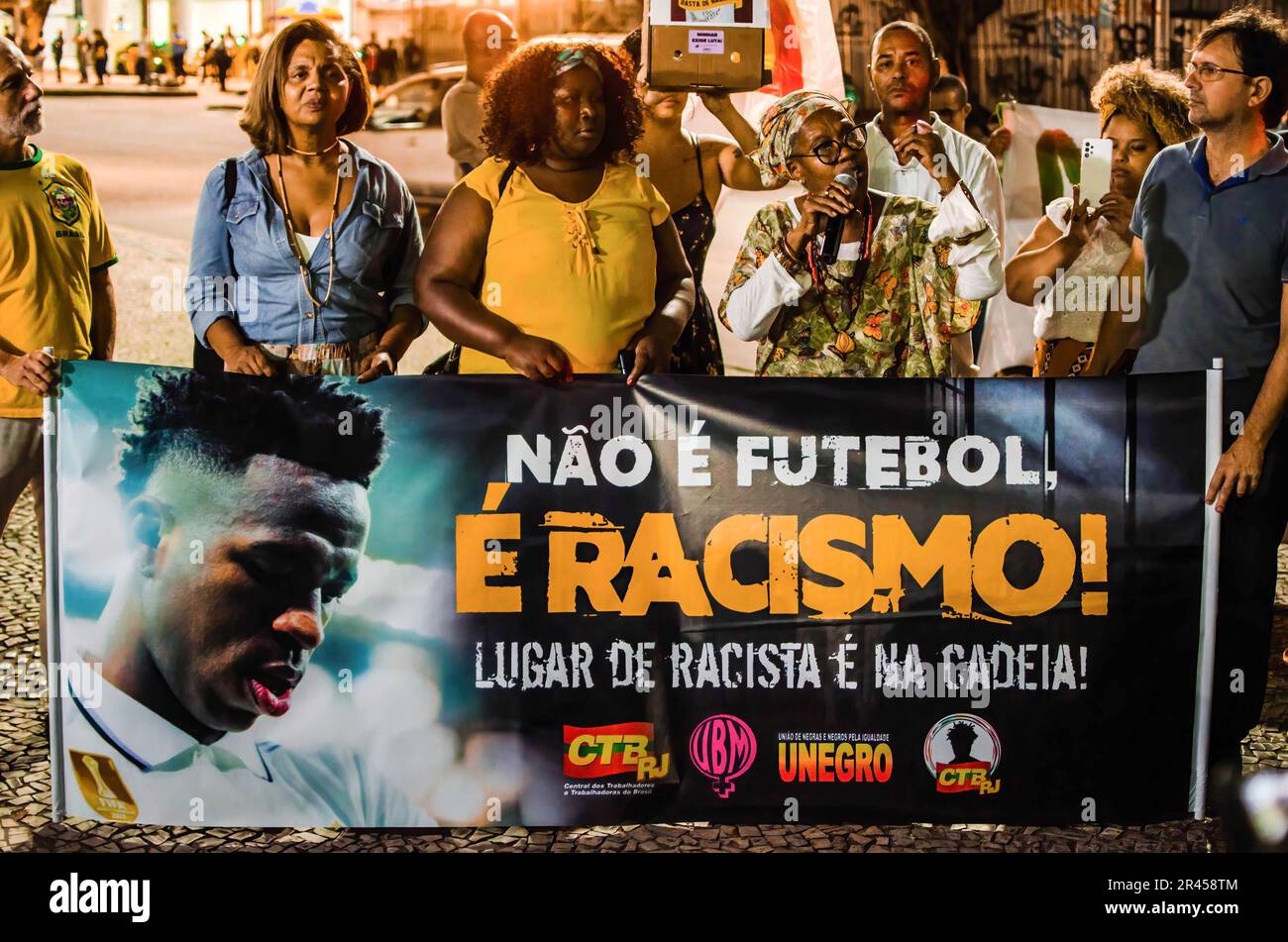 Rio de Janeiro, Brasilien. 25. Mai 2023. Demonstranten halten ein Banner, auf dem steht: "isnâ Fußball ist Rassismus! Rassistisch ist im Gefängnis, während der Demonstration. Manifestation in der Stadt Rio de Janeiro, in Solidarität mit Real MadridÂ' Spieler VinÃ-cius JÃºnior, der in Spanien während eines Spiels gegen das Team von Valencia Rassismus erlitt, am Sonntag (21). VinÃ-cius Jr. war Opfer von Rassismus und Gewalt, als er während des Spiels von mehreren Fußballfans und Gegnern als „˜mono“ (Übersetzung zu „˜Monkey“) bezeichnet wurde. Er wurde später aus dem Spiel geworfen. Vinicius Junior hat es bereits Stockfoto
