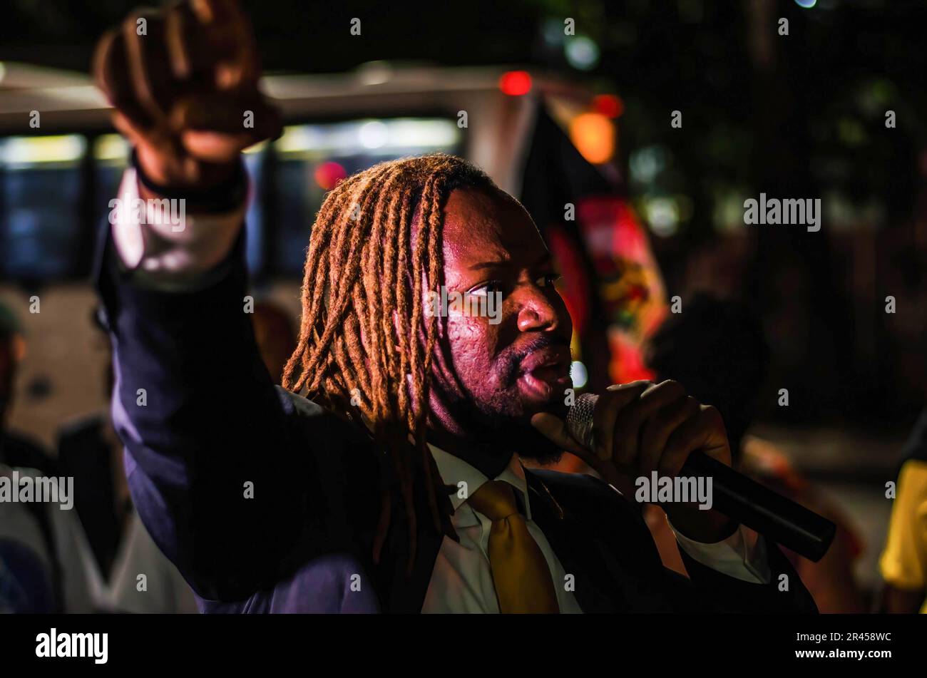 Rio de Janeiro, Brasilien. 25. Mai 2023. Ein Protestmensch während der Demonstration. Manifestation in der Stadt Rio de Janeiro, in Solidarität mit Real MadridÂ' Spieler VinÃ-cius JÃºnior, der in Spanien während eines Spiels gegen das Team von Valencia Rassismus erlitt, am Sonntag (21). VinÃ-cius Jr. war Opfer von Rassismus und Gewalt, als er während des Spiels von mehreren Fußballfans und Gegnern als „˜mono“ (Übersetzung zu „˜Monkey“) bezeichnet wurde. Er wurde später aus dem Spiel geworfen. Vinicius Junior hat bereits acht Fälle von Rassismus, die von La Liga noch bearbeitet werden. (Kreditbild: © Ramon Vellasc Stockfoto