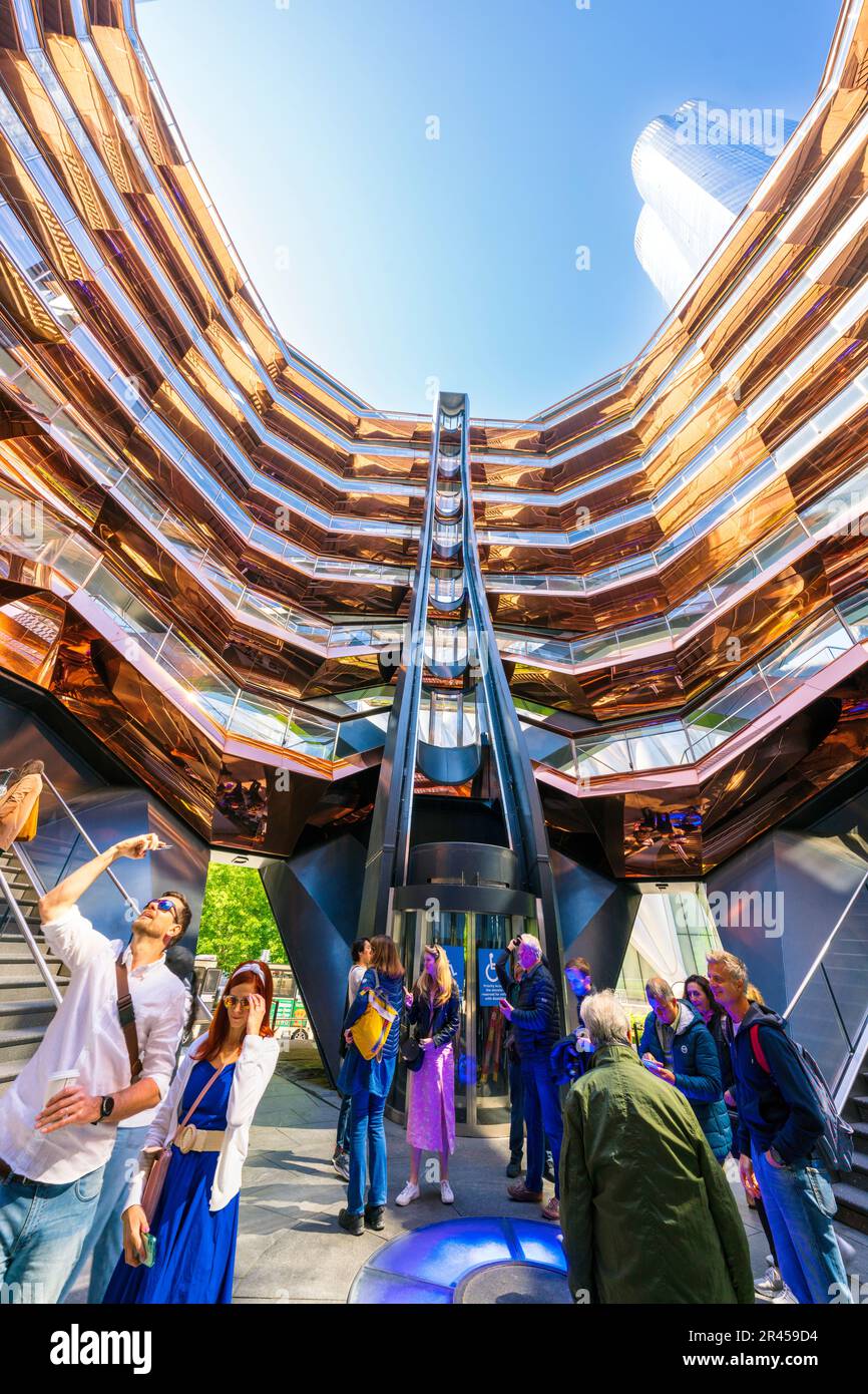 Das Schiff von innen mit Touristen, die Selfies machen, architektonische Attraktion in Hudson Yards Hudson River Manhatten, Chelsea, New York City, NY, Stockfoto