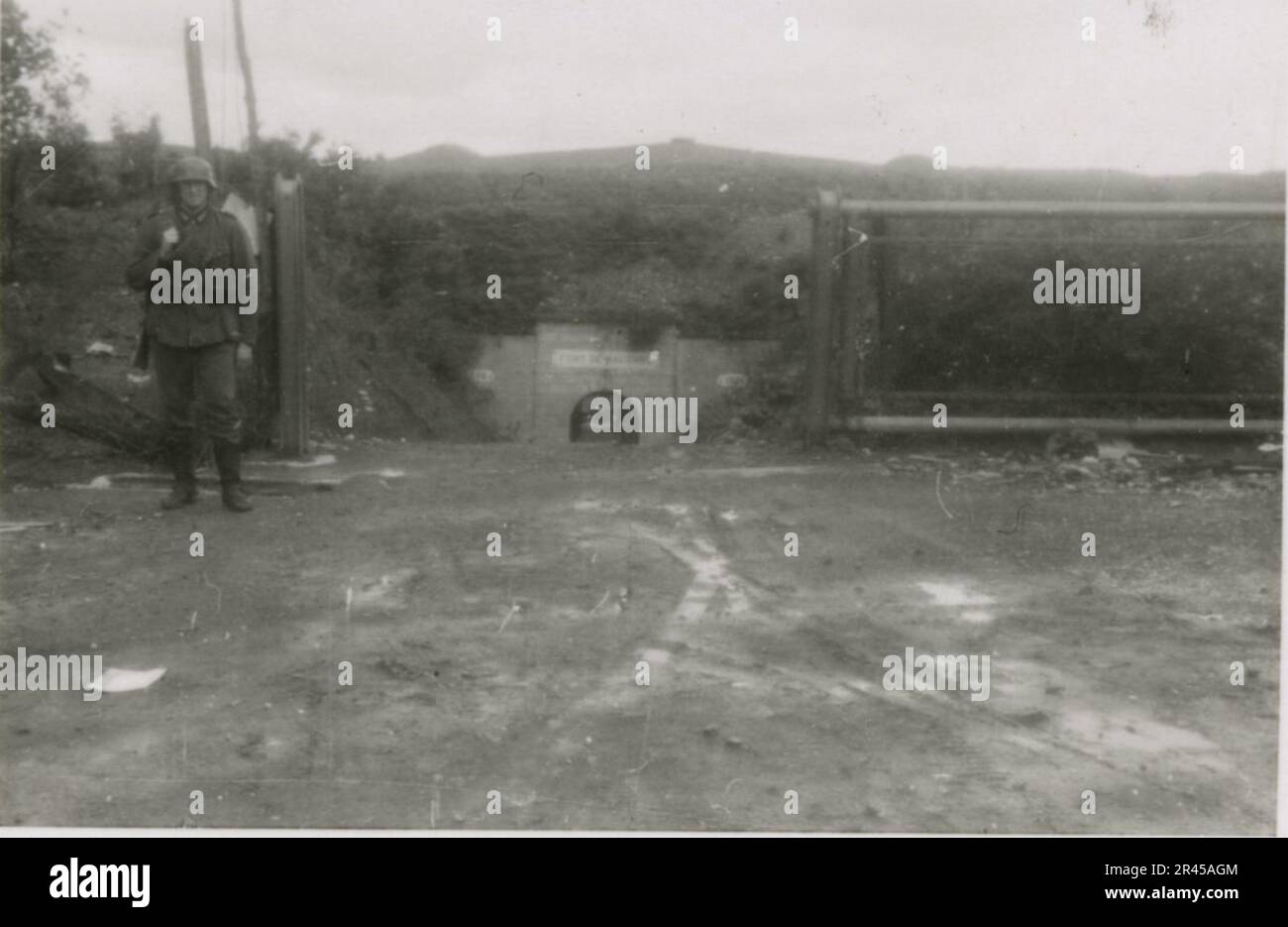 Augustin, Paul, SS-Fotograf der Leibstandarte Adolf Hitler. Dokumentierte Ereignisse in Holland, Frankreich (1940) und Russland (1941-43). Französische Kriegsgefangene, Brückenbau, Panzerabwehrmannschaft, Maschinengewehrmannschaft, Fahrzeugkonvois auf der Straße und in Städten, belgische Festungen, Kriegsgefangenenlager, Zerstörungsszenen, Nachkampf- und Besatzungsaktivitäten, Trainings- und Sportaktivitäten, Hitlerjugend und Bund Deutsche Mädchen Sportliche Aktivitäten und kulturelle Darbietungen, Unit Formations und Zeremonien, Feldlazarett, Einzel- und Gruppenfotos, leichte Flugabwehr Stockfoto