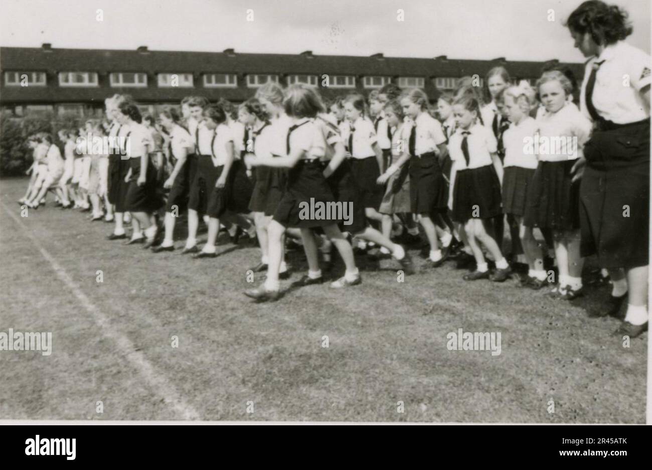Augustin, Paul, SS-Fotograf der Leibstandarte Adolf Hitler. Dokumentierte Ereignisse in Holland, Frankreich (1940) und Russland (1941-43). Französische Kriegsgefangene, Brückenbau, Panzerabwehrmannschaft, Maschinengewehrmannschaft, Fahrzeugkonvois auf der Straße und in Städten, belgische Festungen, Kriegsgefangenenlager, Zerstörungsszenen, Nachkampf- und Besatzungsaktivitäten, Trainings- und Sportaktivitäten, Hitlerjugend und Bund Deutsche Mädchen Sportliche Aktivitäten und kulturelle Darbietungen, Unit Formations und Zeremonien, Feldlazarett, Einzel- und Gruppenfotos, leichte Flugabwehr Stockfoto