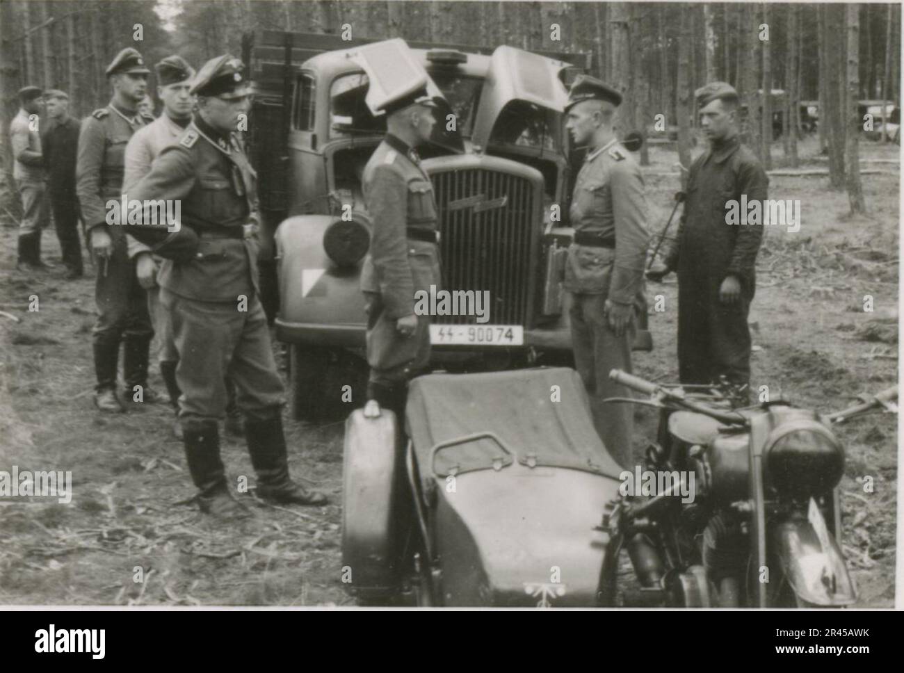 Augustin, Paul, SS-Fotograf der Leibstandarte Adolf Hitler. Dokumentierte Ereignisse in Holland, Frankreich (1940) und Russland (1941-43). Französische Kriegsgefangene, Brückenbau, Panzerabwehrmannschaft, Maschinengewehrmannschaft, Fahrzeugkonvois auf der Straße und in Städten, belgische Festungen, Kriegsgefangenenlager, Zerstörungsszenen, Nachkampf- und Besatzungsaktivitäten, Trainings- und Sportaktivitäten, Hitlerjugend und Bund Deutsche Mädchen Sportliche Aktivitäten und kulturelle Darbietungen, Unit Formations und Zeremonien, Feldlazarett, Einzel- und Gruppenfotos, leichte Flugabwehr Stockfoto