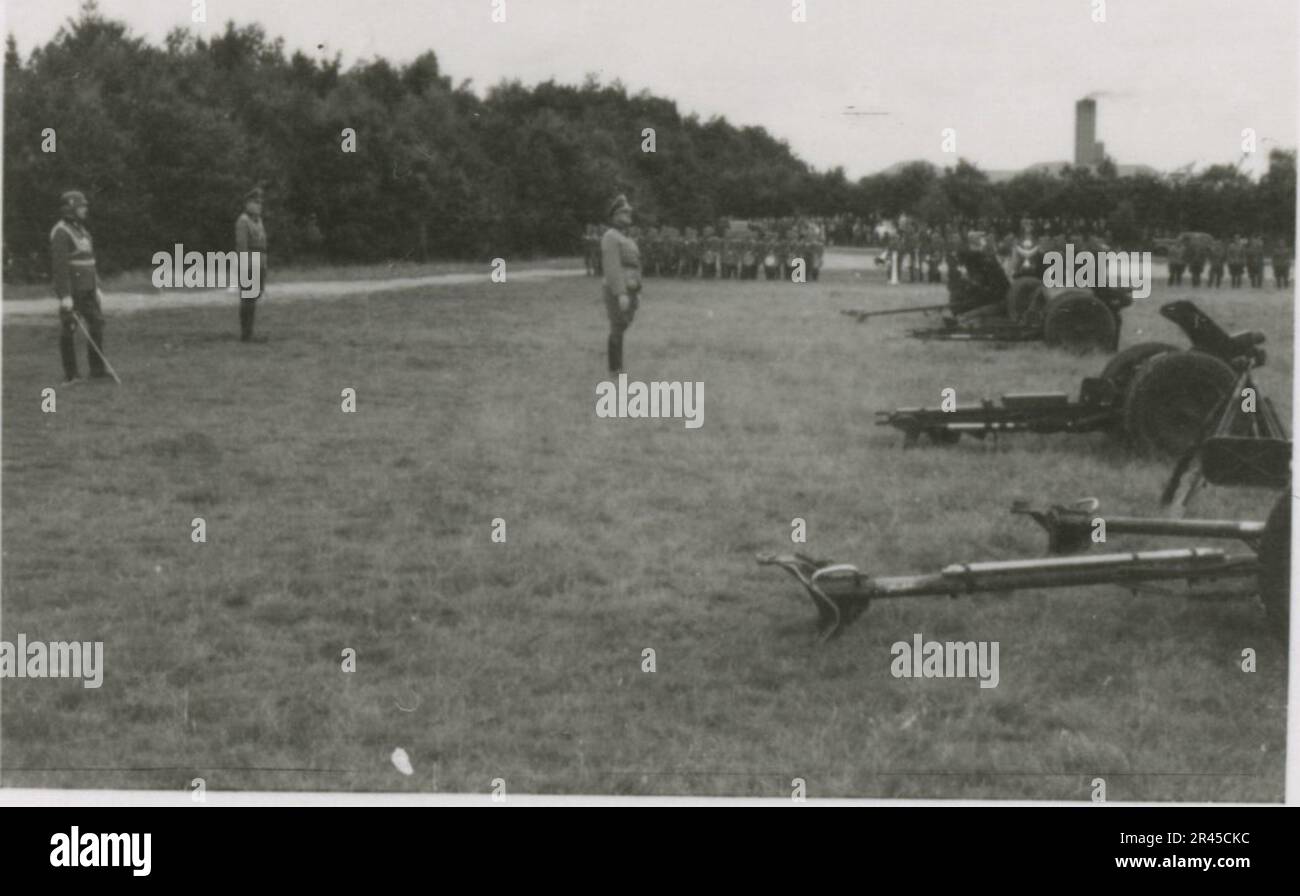 Augustin, Paul, SS-Fotograf der Leibstandarte Adolf Hitler. Dokumentierte Ereignisse in Holland, Frankreich (1940) und Russland (1941-43). Französische Kriegsgefangene, Brückenbau, Panzerabwehrmannschaft, Maschinengewehrmannschaft, Fahrzeugkonvois auf der Straße und in Städten, belgische Festungen, Kriegsgefangenenlager, Zerstörungsszenen, Nachkampf- und Besatzungsaktivitäten, Trainings- und Sportaktivitäten, Hitlerjugend und Bund Deutsche Mädchen Sportliche Aktivitäten und kulturelle Darbietungen, Unit Formations und Zeremonien, Feldlazarett, Einzel- und Gruppenfotos, leichte Flugabwehr Stockfoto