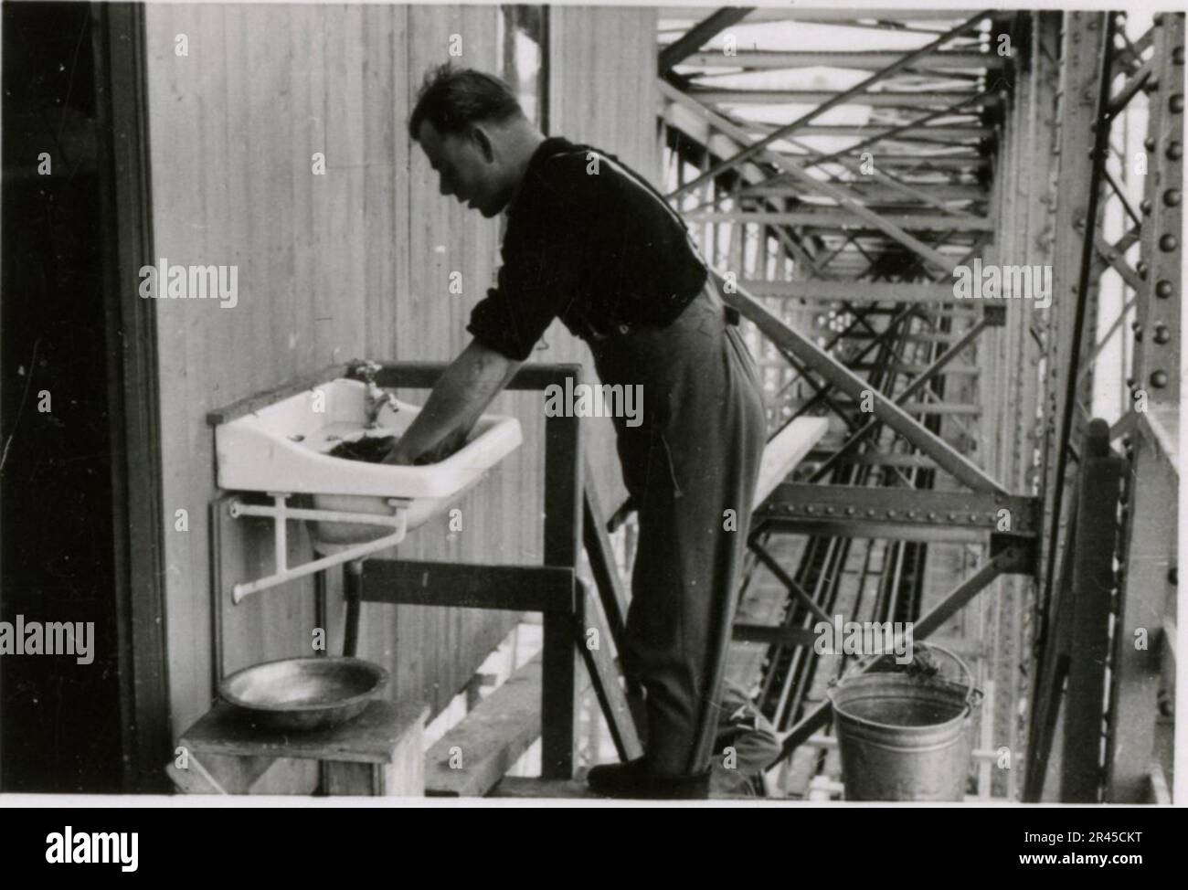 Augustin, Paul, SS-Fotograf der Leibstandarte Adolf Hitler. Dokumentierte Ereignisse in Holland, Frankreich (1940) und Russland (1941-43). Französische Kriegsgefangene, Brückenbau, Panzerabwehrmannschaft, Maschinengewehrmannschaft, Fahrzeugkonvois auf der Straße und in Städten, belgische Festungen, Kriegsgefangenenlager, Zerstörungsszenen, Nachkampf- und Besatzungsaktivitäten, Trainings- und Sportaktivitäten, Hitlerjugend und Bund Deutsche Mädchen Sportliche Aktivitäten und kulturelle Darbietungen, Unit Formations und Zeremonien, Feldlazarett, Einzel- und Gruppenfotos, leichte Flugabwehr Stockfoto