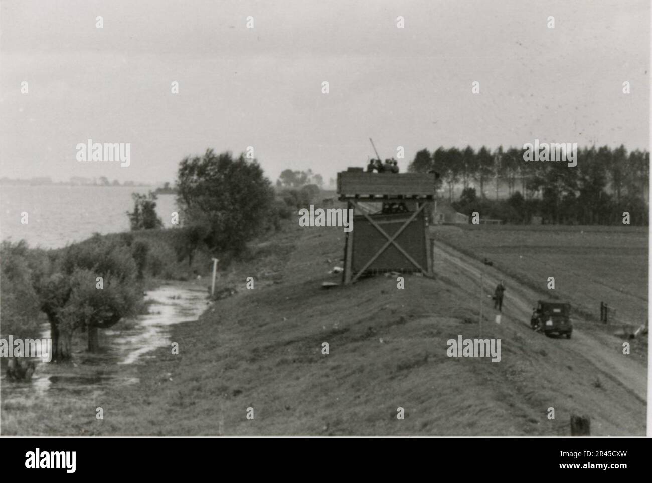 Augustin, Paul, SS-Fotograf der Leibstandarte Adolf Hitler. Dokumentierte Ereignisse in Holland, Frankreich (1940) und Russland (1941-43). Französische Kriegsgefangene, Brückenbau, Panzerabwehrmannschaft, Maschinengewehrmannschaft, Fahrzeugkonvois auf der Straße und in Städten, belgische Festungen, Kriegsgefangenenlager, Zerstörungsszenen, Nachkampf- und Besatzungsaktivitäten, Trainings- und Sportaktivitäten, Hitlerjugend und Bund Deutsche Mädchen Sportliche Aktivitäten und kulturelle Darbietungen, Unit Formations und Zeremonien, Feldlazarett, Einzel- und Gruppenfotos, leichte Flugabwehr Stockfoto