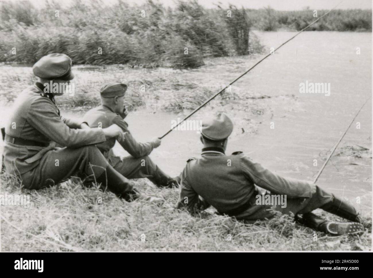 Augustin, Paul, SS-Fotograf der Leibstandarte Adolf Hitler. Dokumentierte Ereignisse in Holland, Frankreich (1940) und Russland (1941-43). Französische Kriegsgefangene, Brückenbau, Panzerabwehrmannschaft, Maschinengewehrmannschaft, Fahrzeugkonvois auf der Straße und in Städten, belgische Festungen, Kriegsgefangenenlager, Zerstörungsszenen, Nachkampf- und Besatzungsaktivitäten, Trainings- und Sportaktivitäten, Hitlerjugend und Bund Deutsche Mädchen Sportliche Aktivitäten und kulturelle Darbietungen, Unit Formations und Zeremonien, Feldlazarett, Einzel- und Gruppenfotos, leichte Flugabwehr Stockfoto