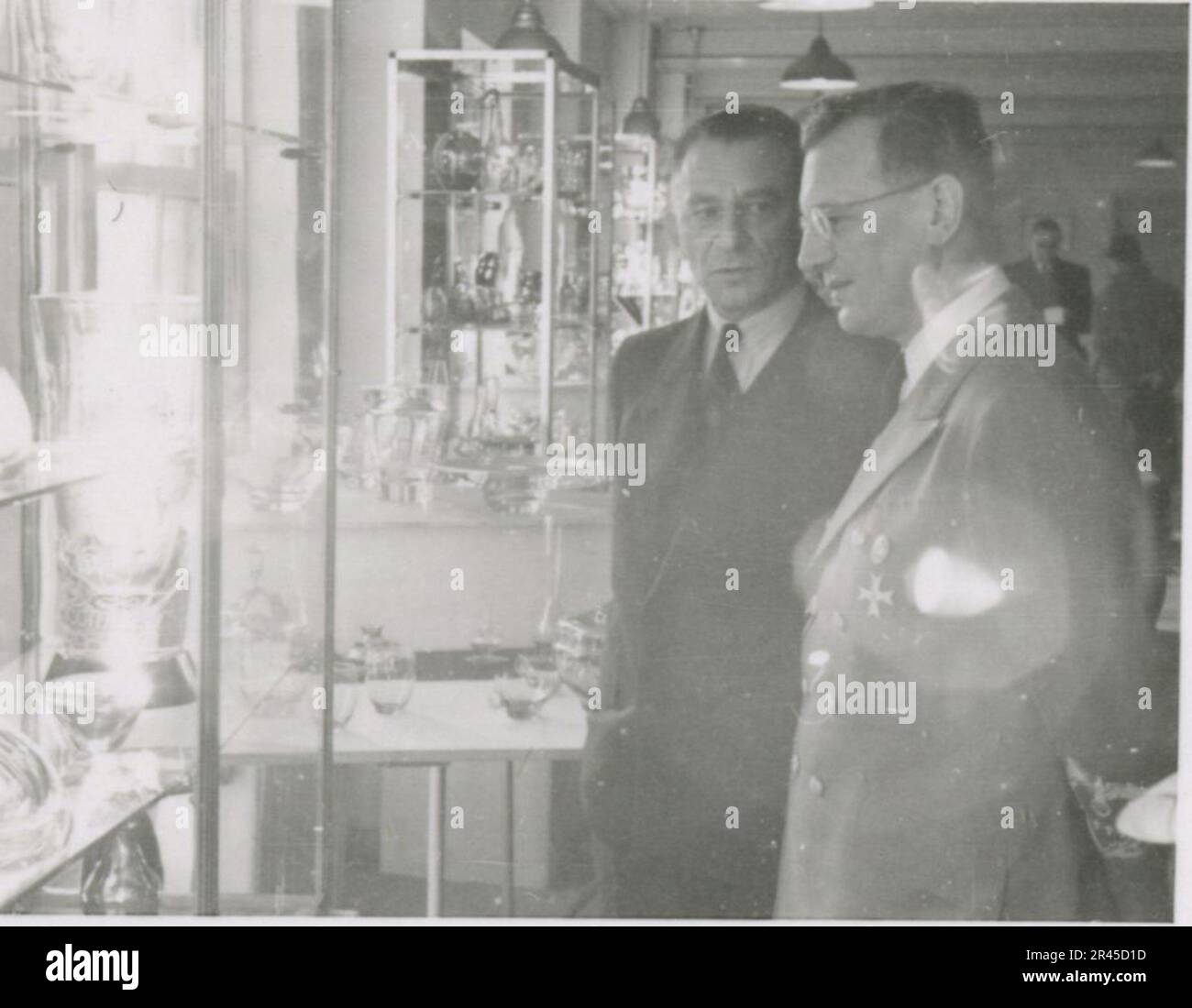 Augustin, Paul, SS-Fotograf der Leibstandarte Adolf Hitler. Dokumentierte Ereignisse in Holland, Frankreich (1940) und Russland (1941-43). Französische Kriegsgefangene, Brückenbau, Panzerabwehrmannschaft, Maschinengewehrmannschaft, Fahrzeugkonvois auf der Straße und in Städten, belgische Festungen, Kriegsgefangenenlager, Zerstörungsszenen, Nachkampf- und Besatzungsaktivitäten, Trainings- und Sportaktivitäten, Hitlerjugend und Bund Deutsche Mädchen Sportliche Aktivitäten und kulturelle Darbietungen, Unit Formations und Zeremonien, Feldlazarett, Einzel- und Gruppenfotos, leichte Flugabwehr Stockfoto