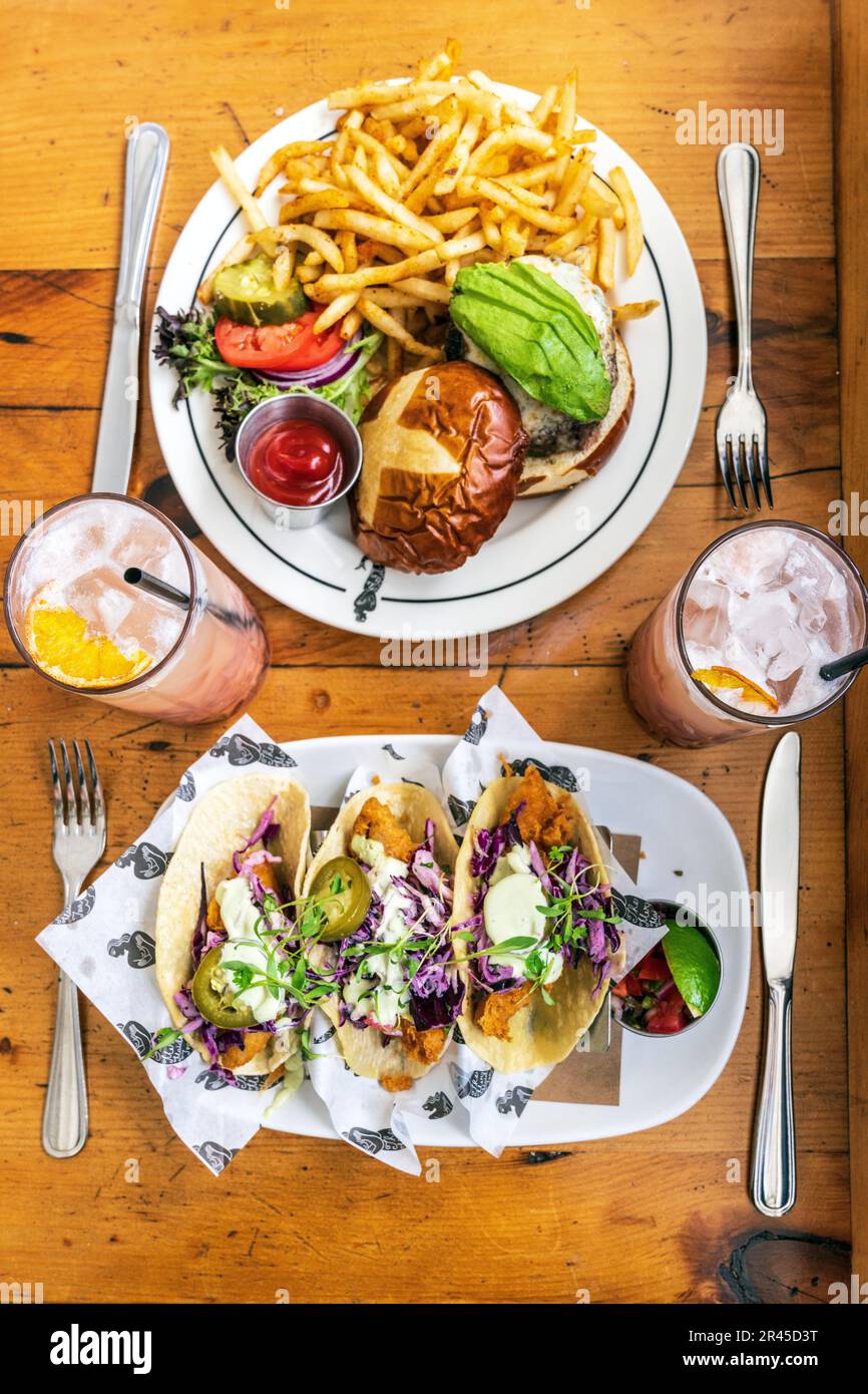 Hamburger mit Pommes Fish Tacos und Coconut Cocktail Little Mermaid INN Chelsea, Manhatten, New York City, NY, Vereinigte Staaten von Amerika Stockfoto