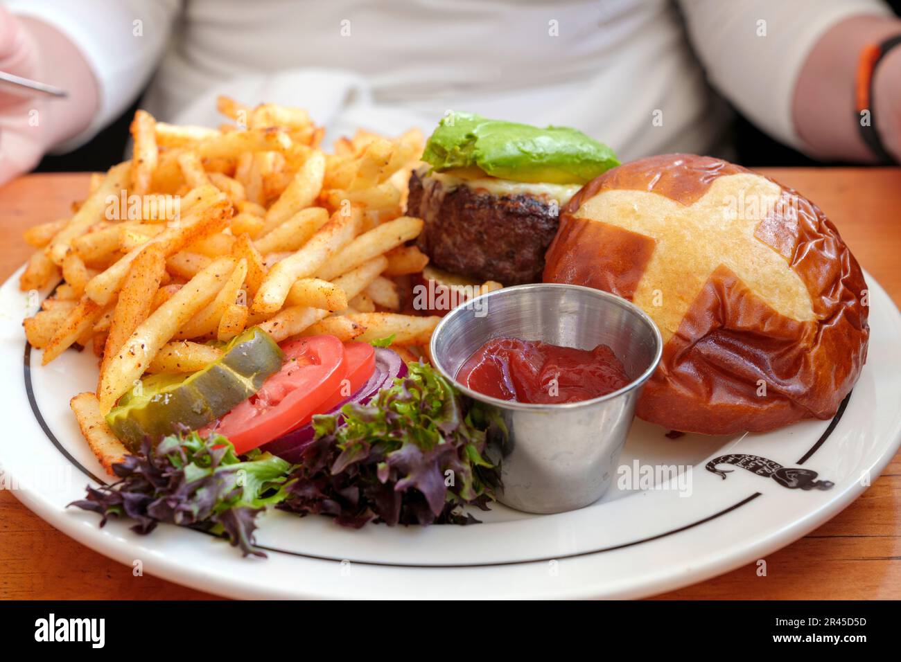 Hamburger mit Pommes, Little Mermaid INN Chelsea, Manhatten, New York City, NY, Vereinigte Staaten von Amerika Stockfoto