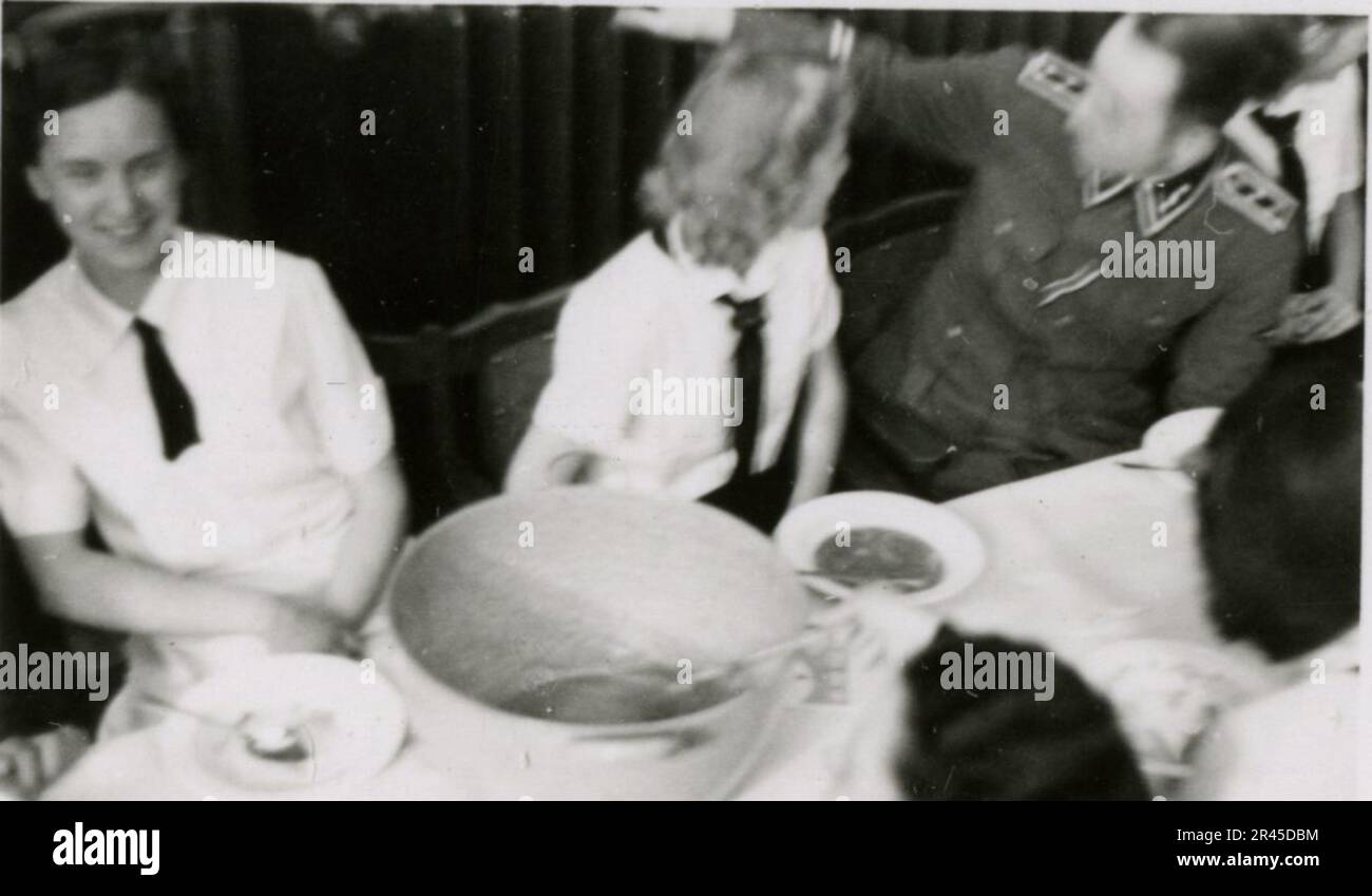 Augustin, Paul, SS-Fotograf der Leibstandarte Adolf Hitler. Dokumentierte Ereignisse in Holland, Frankreich (1940) und Russland (1941-43). Französische Kriegsgefangene, Brückenbau, Panzerabwehrmannschaft, Maschinengewehrmannschaft, Fahrzeugkonvois auf der Straße und in Städten, belgische Festungen, Kriegsgefangenenlager, Zerstörungsszenen, Nachkampf- und Besatzungsaktivitäten, Trainings- und Sportaktivitäten, Hitlerjugend und Bund Deutsche Mädchen Sportliche Aktivitäten und kulturelle Darbietungen, Unit Formations und Zeremonien, Feldlazarett, Einzel- und Gruppenfotos, leichte Flugabwehr Stockfoto