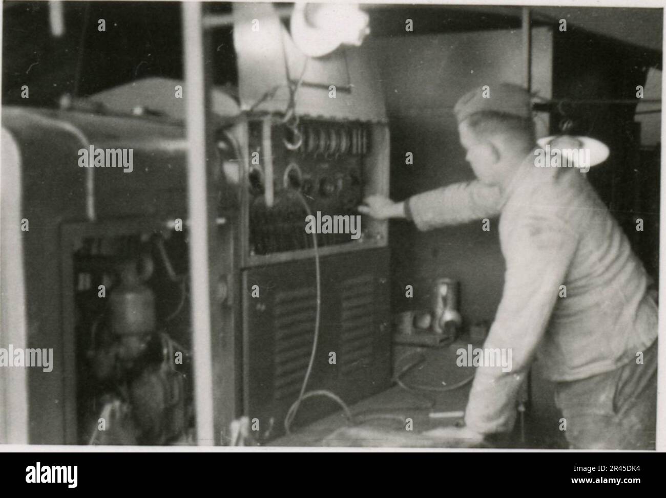 Augustin, Paul, SS-Fotograf der Leibstandarte Adolf Hitler. Dokumentierte Ereignisse in Holland, Frankreich (1940) und Russland (1941-43). Französische Kriegsgefangene, Brückenbau, Panzerabwehrmannschaft, Maschinengewehrmannschaft, Fahrzeugkonvois auf der Straße und in Städten, belgische Festungen, Kriegsgefangenenlager, Zerstörungsszenen, Nachkampf- und Besatzungsaktivitäten, Trainings- und Sportaktivitäten, Hitlerjugend und Bund Deutsche Mädchen Sportliche Aktivitäten und kulturelle Darbietungen, Unit Formations und Zeremonien, Feldlazarett, Einzel- und Gruppenfotos, leichte Flugabwehr Stockfoto