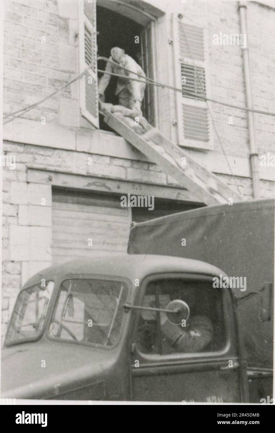 Augustin, Paul, SS-Fotograf der Leibstandarte Adolf Hitler. Dokumentierte Ereignisse in Holland, Frankreich (1940) und Russland (1941-43). Französische Kriegsgefangene, Brückenbau, Panzerabwehrmannschaft, Maschinengewehrmannschaft, Fahrzeugkonvois auf der Straße und in Städten, belgische Festungen, Kriegsgefangenenlager, Zerstörungsszenen, Nachkampf- und Besatzungsaktivitäten, Trainings- und Sportaktivitäten, Hitlerjugend und Bund Deutsche Mädchen Sportliche Aktivitäten und kulturelle Darbietungen, Unit Formations und Zeremonien, Feldlazarett, Einzel- und Gruppenfotos, leichte Flugabwehr Stockfoto
