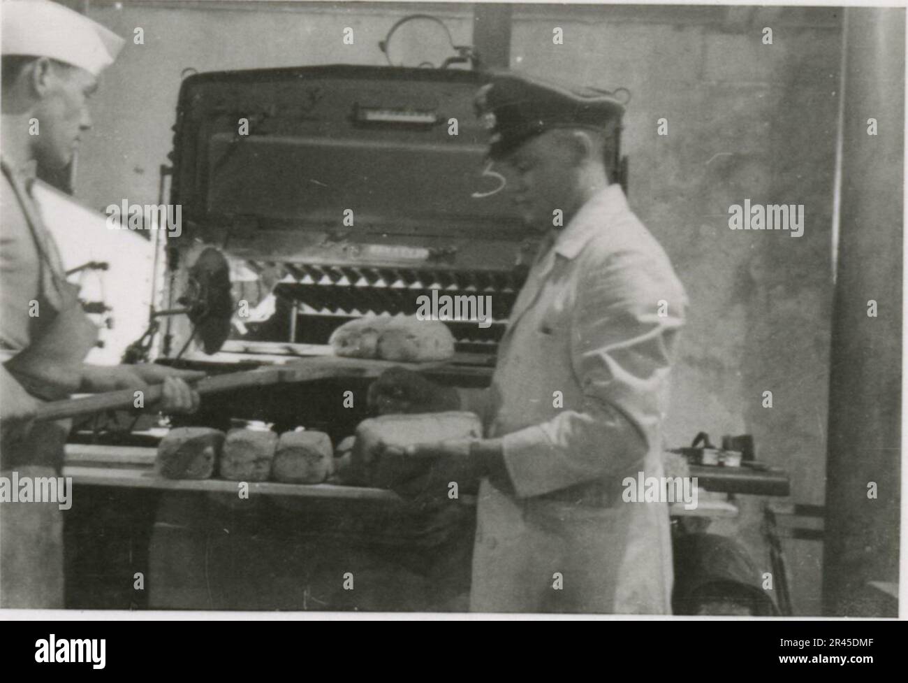 Augustin, Paul, SS-Fotograf der Leibstandarte Adolf Hitler. Dokumentierte Ereignisse in Holland, Frankreich (1940) und Russland (1941-43). Französische Kriegsgefangene, Brückenbau, Panzerabwehrmannschaft, Maschinengewehrmannschaft, Fahrzeugkonvois auf der Straße und in Städten, belgische Festungen, Kriegsgefangenenlager, Zerstörungsszenen, Nachkampf- und Besatzungsaktivitäten, Trainings- und Sportaktivitäten, Hitlerjugend und Bund Deutsche Mädchen Sportliche Aktivitäten und kulturelle Darbietungen, Unit Formations und Zeremonien, Feldlazarett, Einzel- und Gruppenfotos, leichte Flugabwehr Stockfoto