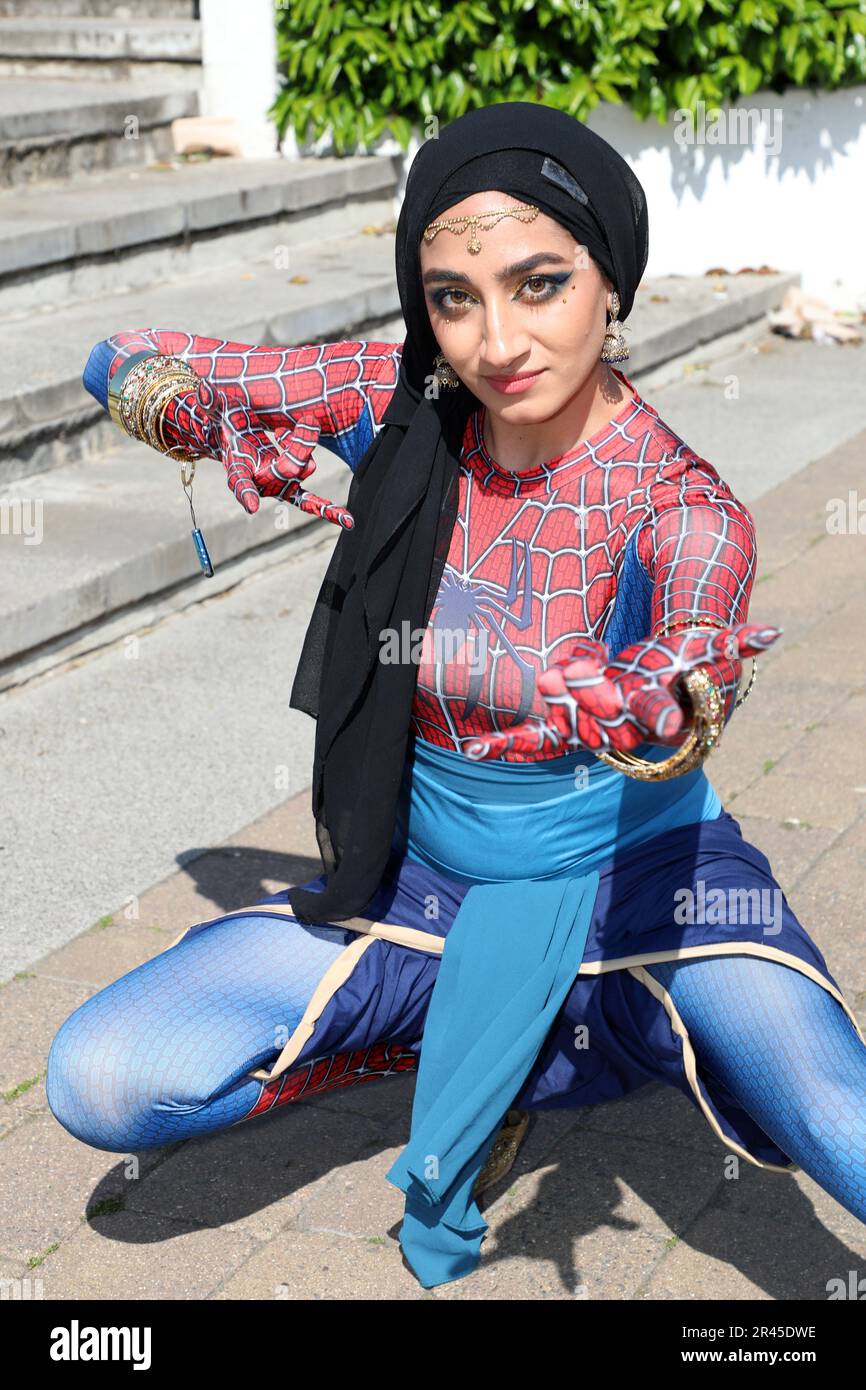 London, Großbritannien. 26. Mai 2023. Teilnehmer verkleidet als Spiderman auf der MCM London Comic Con 2023 bei Excel in London Gutschrift: Paul Brown/Alamy Live News Stockfoto