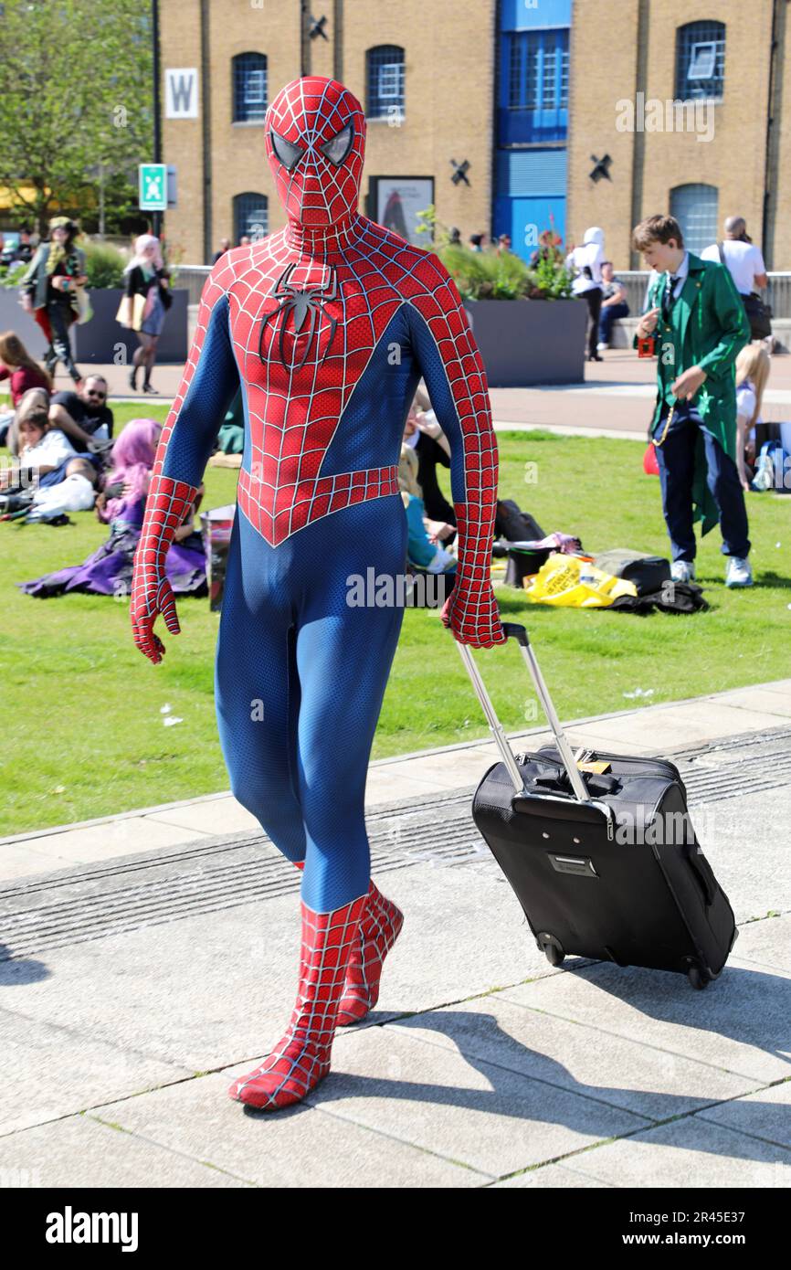 London, Großbritannien. 26. Mai 2023. Teilnehmer verkleidet als Spiderman auf der MCM London Comic Con 2023 bei Excel in London Gutschrift: Paul Brown/Alamy Live News Stockfoto