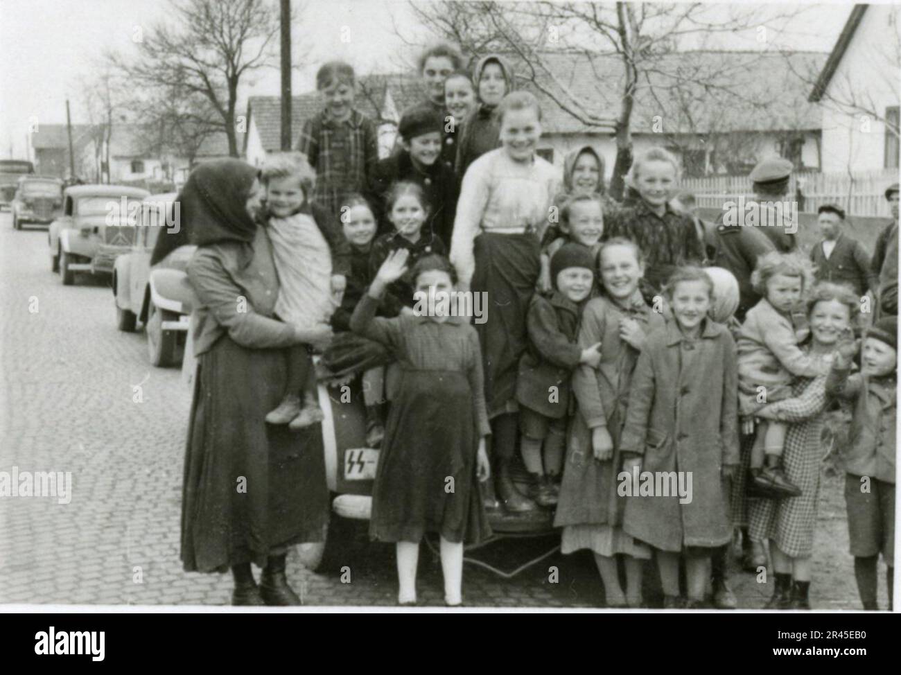 Augustin, Paul, SS-Fotograf der Leibstandarte Adolf Hitler. Dokumentierte Ereignisse in Holland, Frankreich (1940) und Russland (1941-43). Französische Kriegsgefangene, Brückenbau, Panzerabwehrmannschaft, Maschinengewehrmannschaft, Fahrzeugkonvois auf der Straße und in Städten, belgische Festungen, Kriegsgefangenenlager, Zerstörungsszenen, Nachkampf- und Besatzungsaktivitäten, Trainings- und Sportaktivitäten, Hitlerjugend und Bund Deutsche Mädchen Sportliche Aktivitäten und kulturelle Darbietungen, Unit Formations und Zeremonien, Feldlazarett, Einzel- und Gruppenfotos, leichte Flugabwehr Stockfoto
