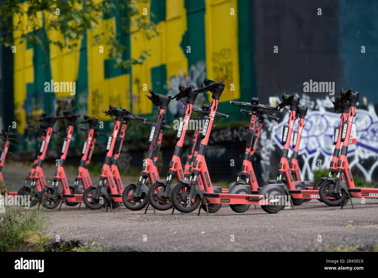 Im Zentrum von Bristol, England, Großbritannien, steht eine große Anzahl von VOI-Leihrollern. Die Elektroroller können über eine App gemietet werden. Stockfoto