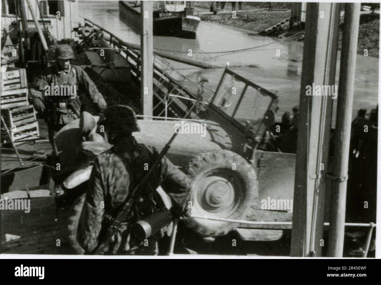 Augustin, Paul, SS-Fotograf der Leibstandarte Adolf Hitler. Dokumentierte Ereignisse in Holland, Frankreich (1940) und Russland (1941-43). Französische Kriegsgefangene, Brückenbau, Panzerabwehrmannschaft, Maschinengewehrmannschaft, Fahrzeugkonvois auf der Straße und in Städten, belgische Festungen, Kriegsgefangenenlager, Zerstörungsszenen, Nachkampf- und Besatzungsaktivitäten, Trainings- und Sportaktivitäten, Hitlerjugend und Bund Deutsche Mädchen Sportliche Aktivitäten und kulturelle Darbietungen, Unit Formations und Zeremonien, Feldlazarett, Einzel- und Gruppenfotos, leichte Flugabwehr Stockfoto