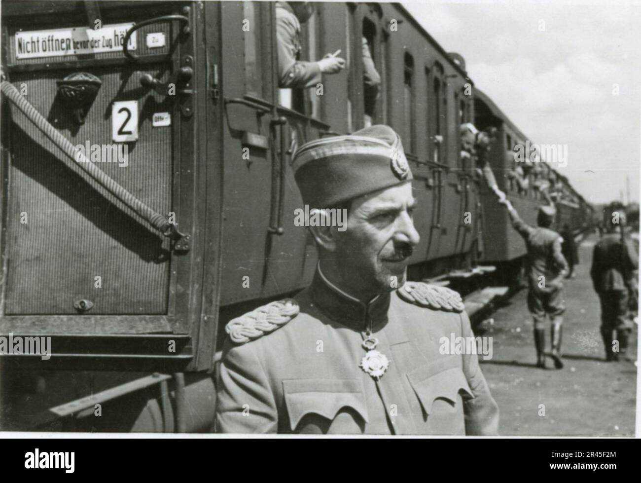 Augustin, Paul, SS-Fotograf der Leibstandarte Adolf Hitler. Dokumentierte Ereignisse in Holland, Frankreich (1940) und Russland (1941-43). Französische Kriegsgefangene, Brückenbau, Panzerabwehrmannschaft, Maschinengewehrmannschaft, Fahrzeugkonvois auf der Straße und in Städten, belgische Festungen, Kriegsgefangenenlager, Zerstörungsszenen, Nachkampf- und Besatzungsaktivitäten, Trainings- und Sportaktivitäten, Hitlerjugend und Bund Deutsche Mädchen Sportliche Aktivitäten und kulturelle Darbietungen, Unit Formations und Zeremonien, Feldlazarett, Einzel- und Gruppenfotos, leichte Flugabwehr Stockfoto