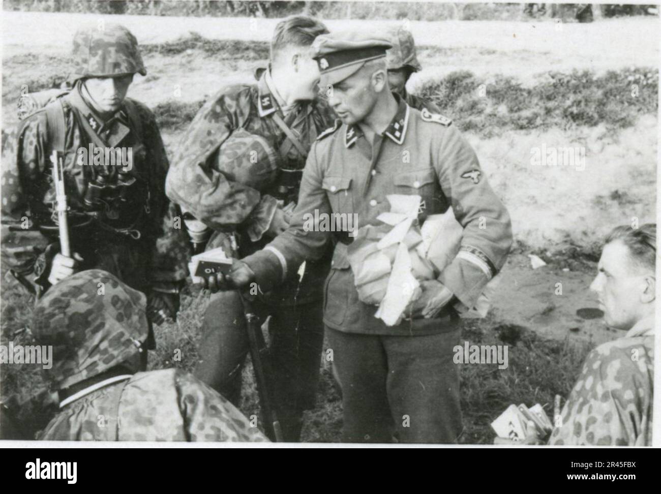 Augustin, Paul, SS-Fotograf der Leibstandarte Adolf Hitler. Dokumentierte Ereignisse in Holland, Frankreich (1940) und Russland (1941-43). Französische Kriegsgefangene, Brückenbau, Panzerabwehrmannschaft, Maschinengewehrmannschaft, Fahrzeugkonvois auf der Straße und in Städten, belgische Festungen, Kriegsgefangenenlager, Zerstörungsszenen, Nachkampf- und Besatzungsaktivitäten, Trainings- und Sportaktivitäten, Hitlerjugend und Bund Deutsche Mädchen Sportliche Aktivitäten und kulturelle Darbietungen, Unit Formations und Zeremonien, Feldlazarett, Einzel- und Gruppenfotos, leichte Flugabwehr Stockfoto