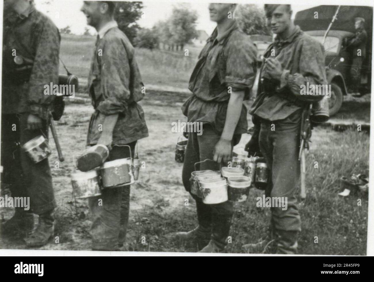 Augustin, Paul, SS-Fotograf der Leibstandarte Adolf Hitler. Dokumentierte Ereignisse in Holland, Frankreich (1940) und Russland (1941-43). Französische Kriegsgefangene, Brückenbau, Panzerabwehrmannschaft, Maschinengewehrmannschaft, Fahrzeugkonvois auf der Straße und in Städten, belgische Festungen, Kriegsgefangenenlager, Zerstörungsszenen, Nachkampf- und Besatzungsaktivitäten, Trainings- und Sportaktivitäten, Hitlerjugend und Bund Deutsche Mädchen Sportliche Aktivitäten und kulturelle Darbietungen, Unit Formations und Zeremonien, Feldlazarett, Einzel- und Gruppenfotos, leichte Flugabwehr Stockfoto