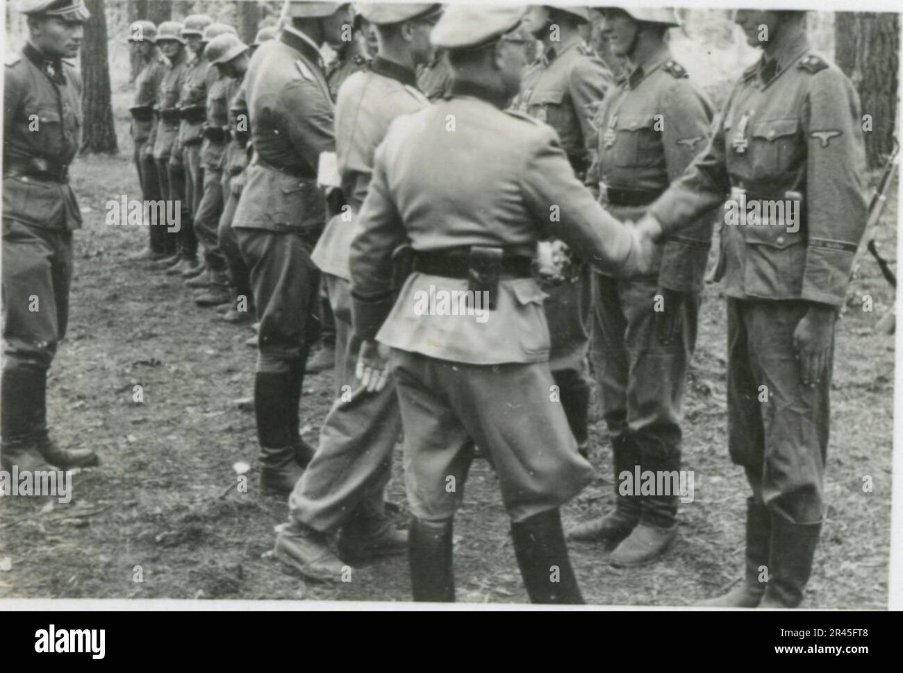 Augustin, Paul, SS-Fotograf der Leibstandarte Adolf Hitler. Dokumentierte Ereignisse in Holland, Frankreich (1940) und Russland (1941-43). Französische Kriegsgefangene, Brückenbau, Panzerabwehrmannschaft, Maschinengewehrmannschaft, Fahrzeugkonvois auf der Straße und in Städten, belgische Festungen, Kriegsgefangenenlager, Zerstörungsszenen, Nachkampf- und Besatzungsaktivitäten, Trainings- und Sportaktivitäten, Hitlerjugend und Bund Deutsche Mädchen Sportliche Aktivitäten und kulturelle Darbietungen, Unit Formations und Zeremonien, Feldlazarett, Einzel- und Gruppenfotos, leichte Flugabwehr Stockfoto