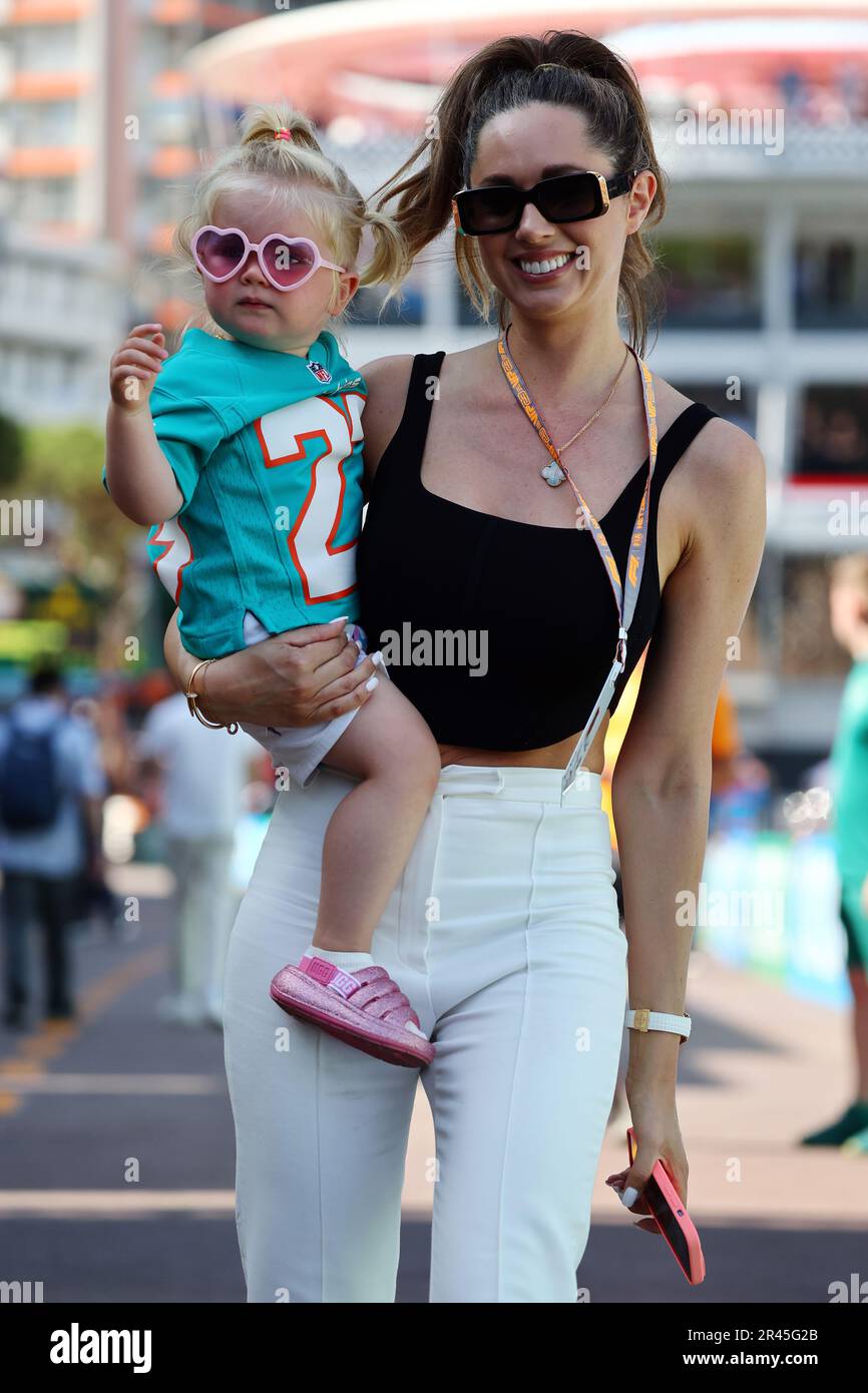 Monaco, Monte Carlo. 26. Mai 2023. Noemi Sky, Tochter von Nico Hulkenberg (GER) Haas F1 Team, mit ihrer Mutter Egle Ruskyte (LIT)