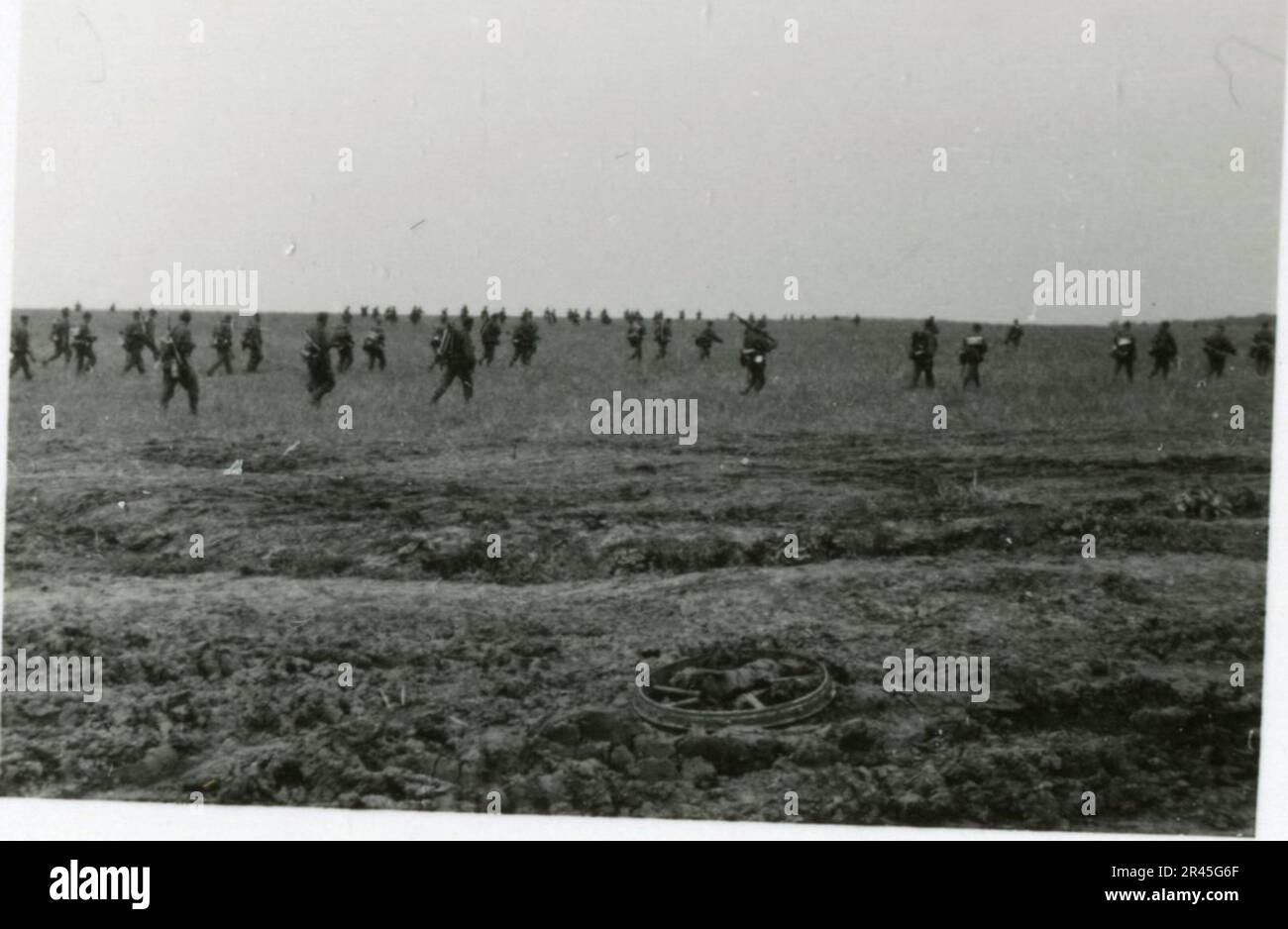 Augustin, Paul, SS-Fotograf der Leibstandarte Adolf Hitler. Dokumentierte Ereignisse in Holland, Frankreich (1940) und Russland (1941-43). Französische Kriegsgefangene, Brückenbau, Panzerabwehrmannschaft, Maschinengewehrmannschaft, Fahrzeugkonvois auf der Straße und in Städten, belgische Festungen, Kriegsgefangenenlager, Zerstörungsszenen, Nachkampf- und Besatzungsaktivitäten, Trainings- und Sportaktivitäten, Hitlerjugend und Bund Deutsche Mädchen Sportliche Aktivitäten und kulturelle Darbietungen, Unit Formations und Zeremonien, Feldlazarett, Einzel- und Gruppenfotos, leichte Flugabwehr Stockfoto