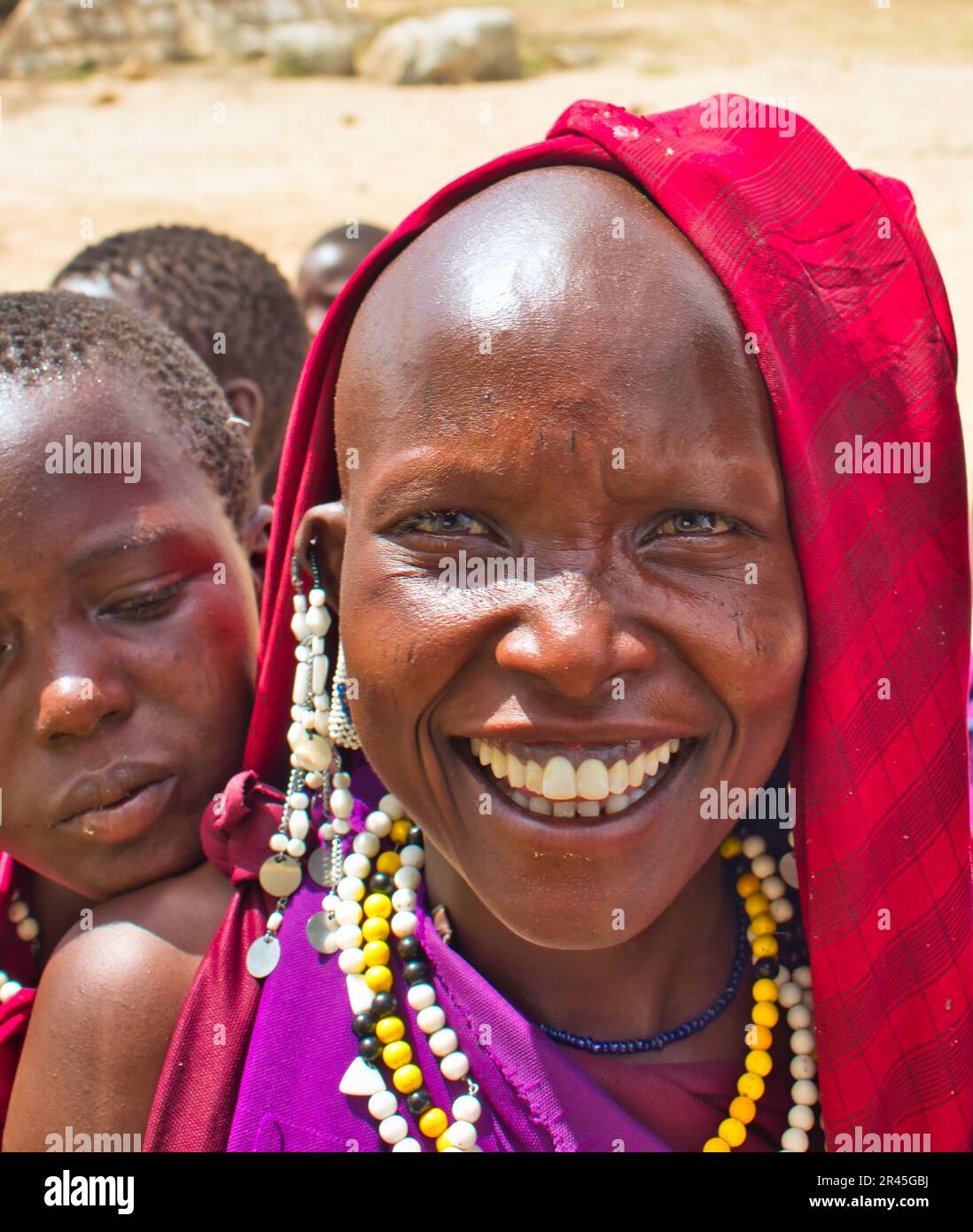 30. Dezember 2017, Serengeti-Nationalpark, Tansania - wunderschöne und natürliche Gesichter junger Maasai-Mädchen, die am Eingang des Serengeti-Nationalparks mit Touristen interagieren Stockfoto