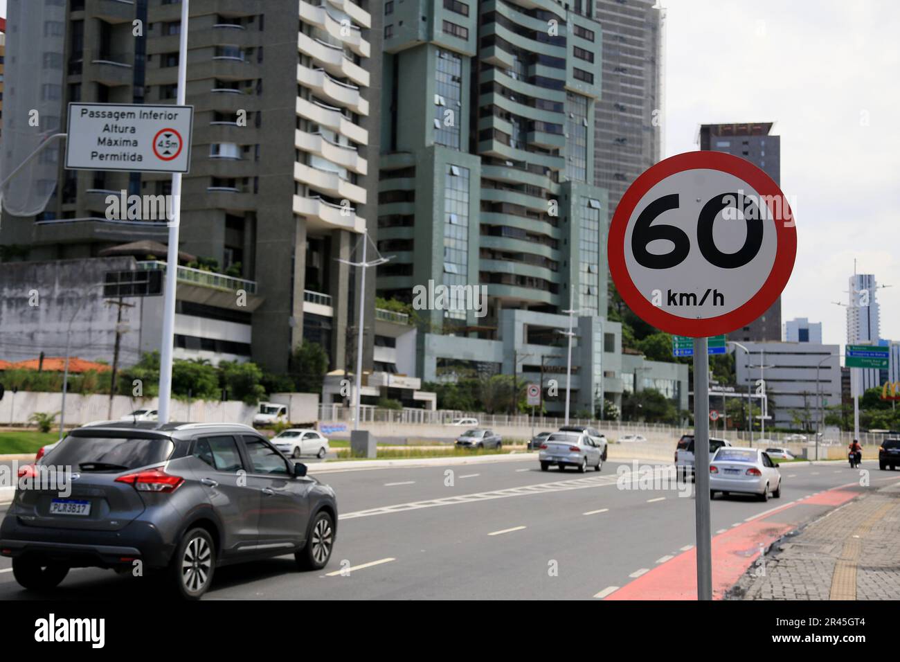 salvador, bahia, brasilien - 16. Mai 2023: Verkehrsschild zeigt Geschwindigkeitsbegrenzung von 60 km/h auf der Straße in der Stadt Salvador an. Stockfoto